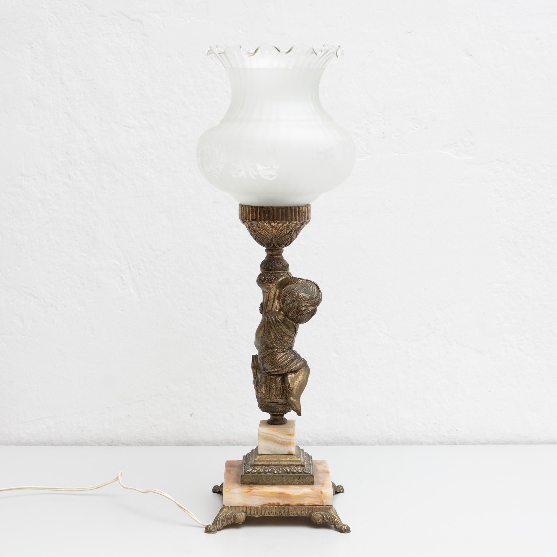 Lampe de table en métal guilloché et marbre du début du XXe siècle en vente 3