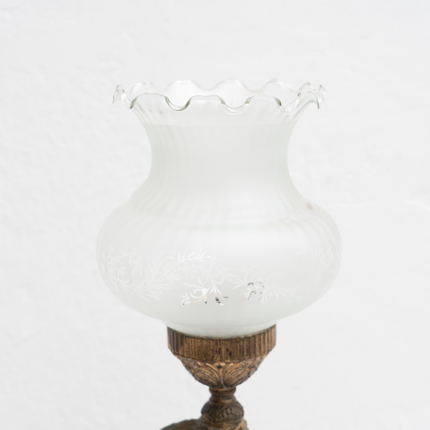Français Lampe de table en métal guilloché et marbre du début du XXe siècle en vente