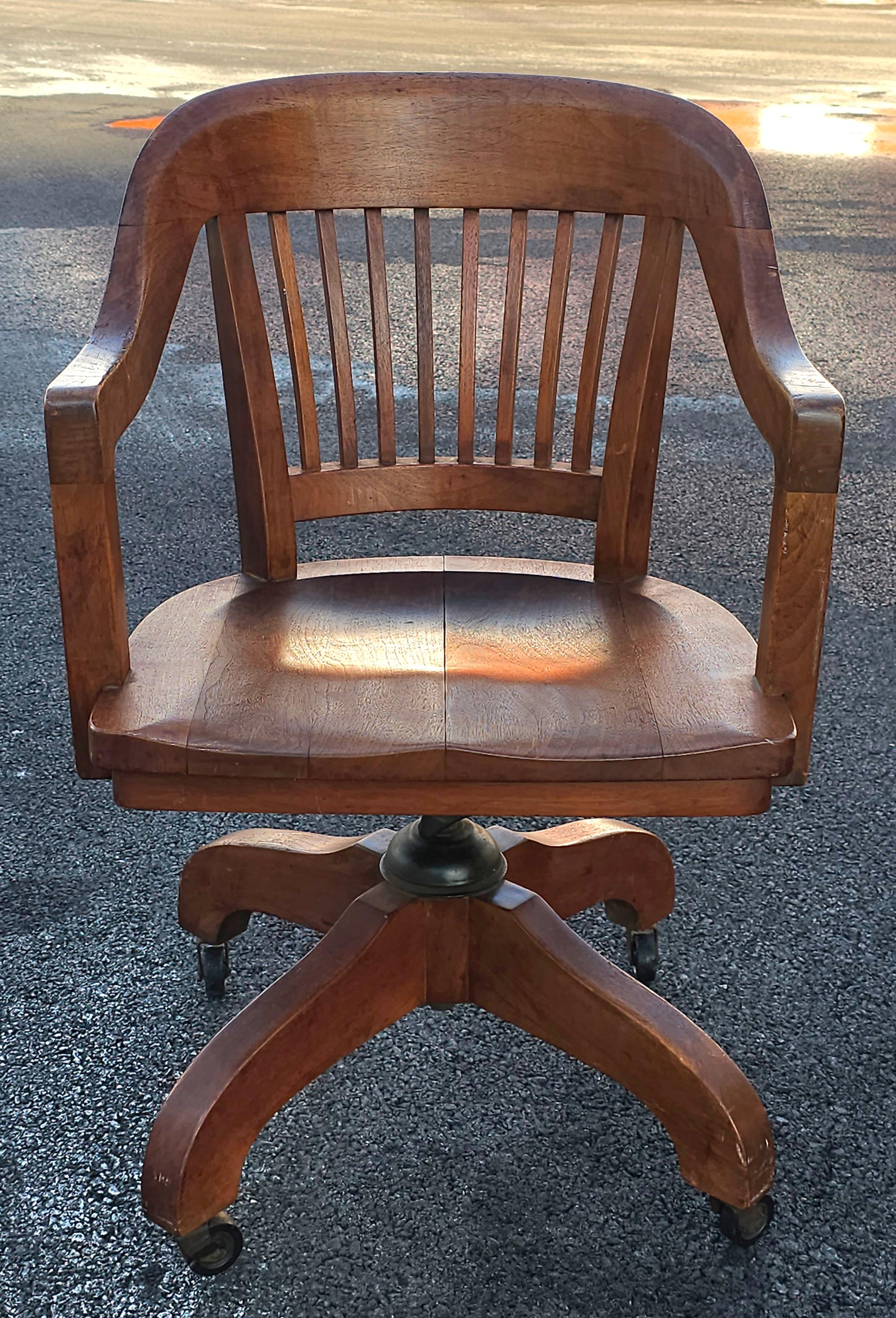 Late Victorian Early 20th Century Gunlocke Oak Rolling and Tilting Banker's Chair For Sale