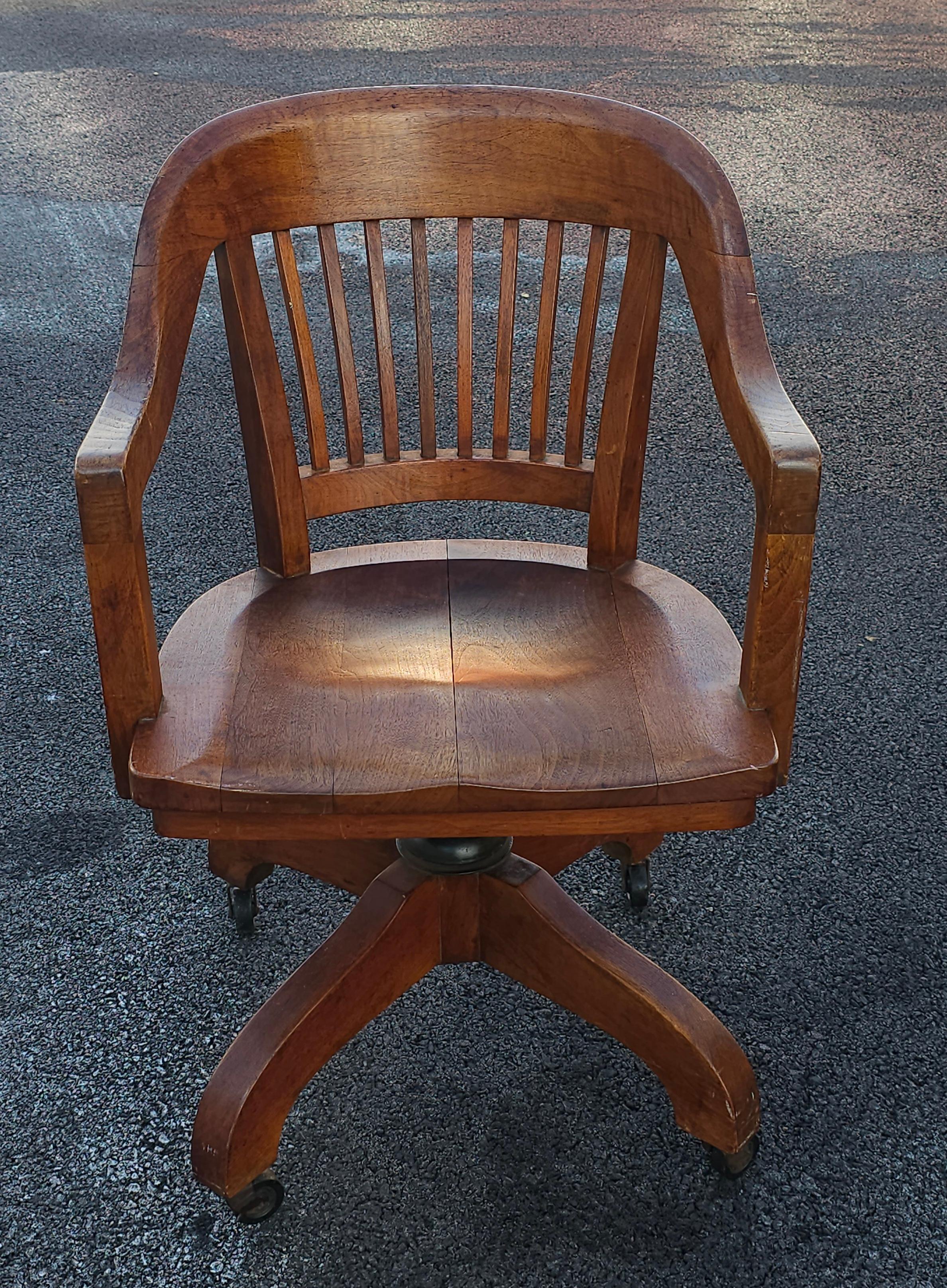 American Early 20th Century Gunlocke Oak Rolling and Tilting Banker's Chair For Sale