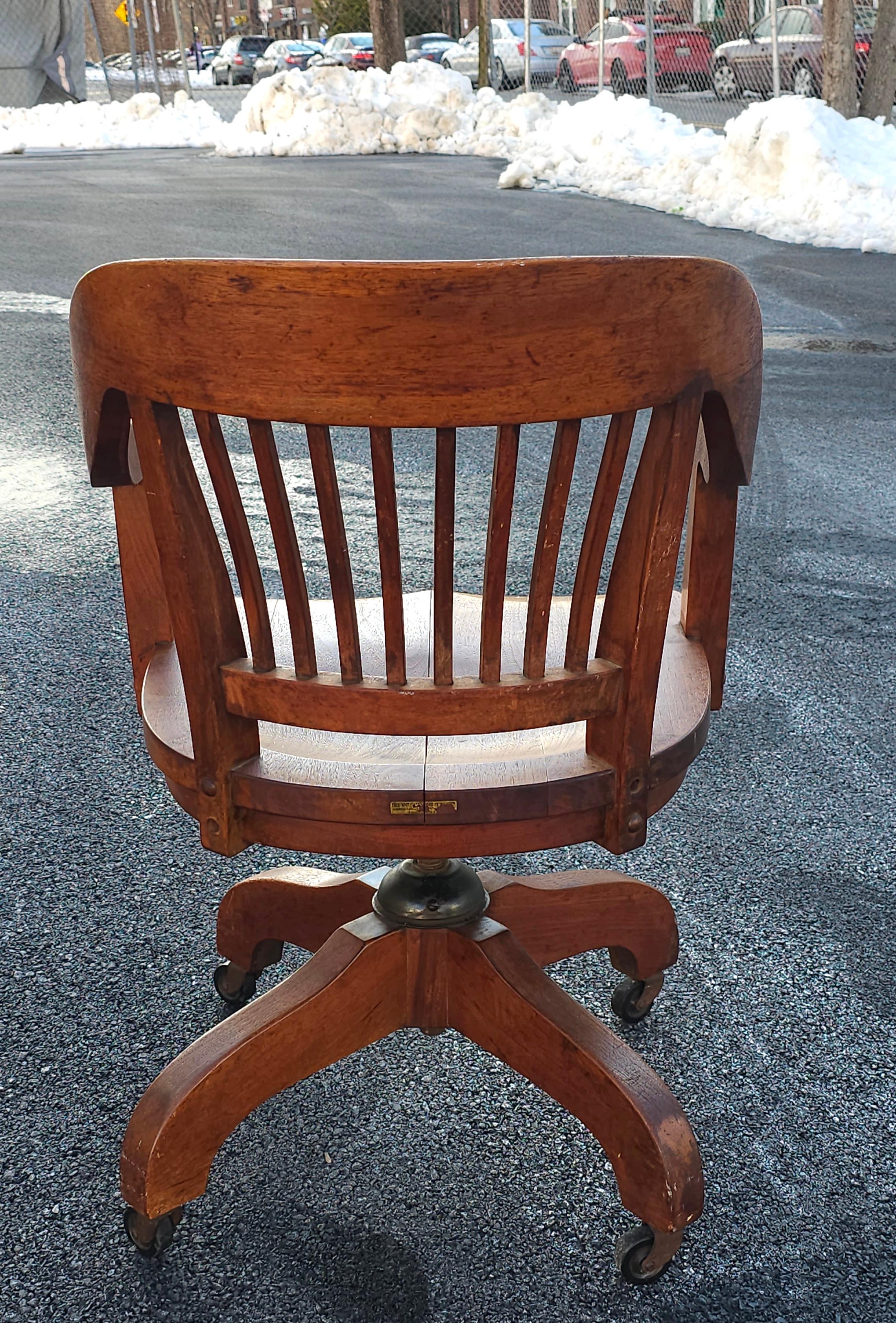 Early 20th Century Gunlocke Oak Rolling and Tilting Banker's Chair In Good Condition For Sale In Germantown, MD