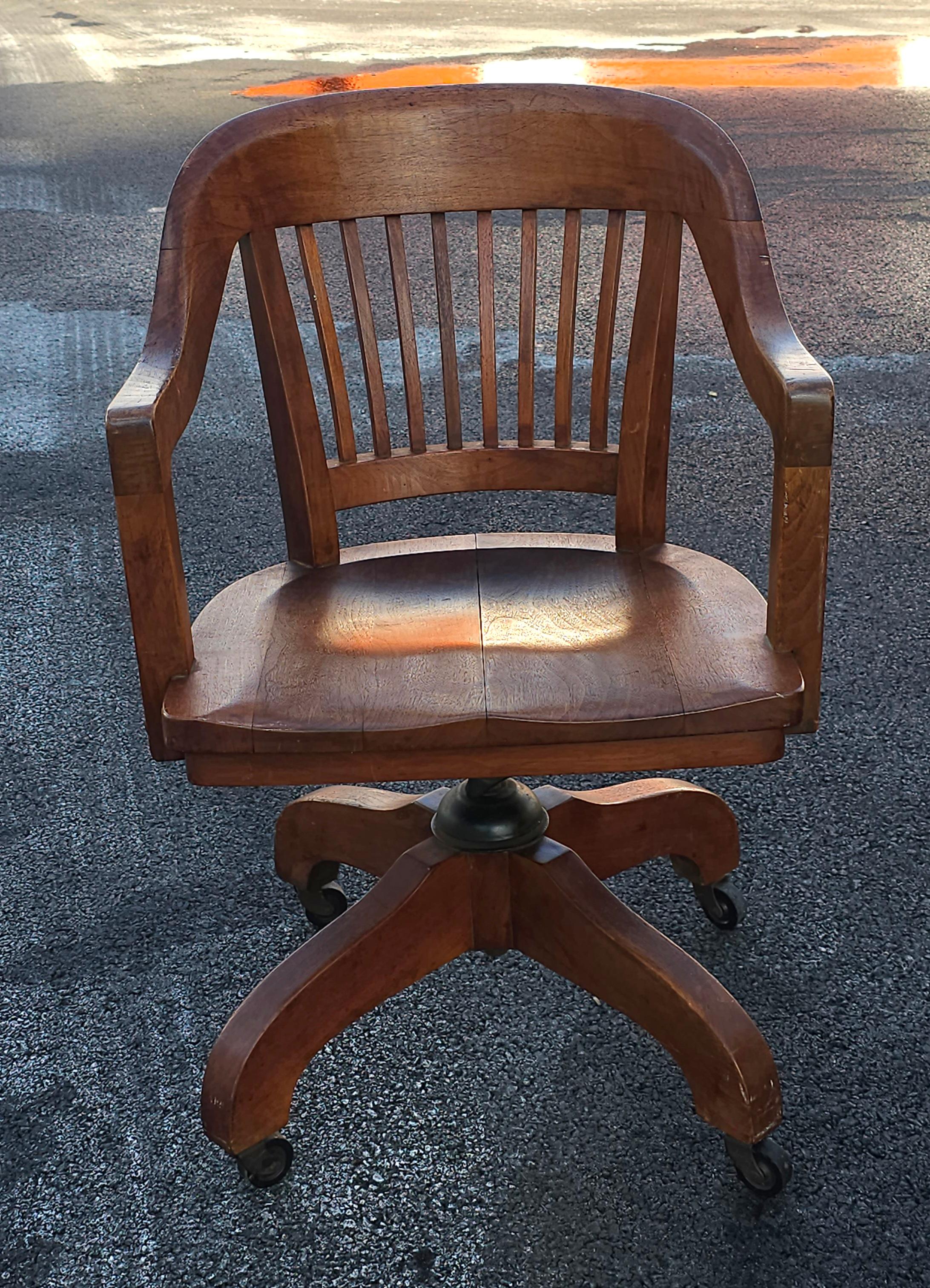 Early 20th Century Gunlocke Oak Rolling and Tilting Banker's Chair For Sale 1