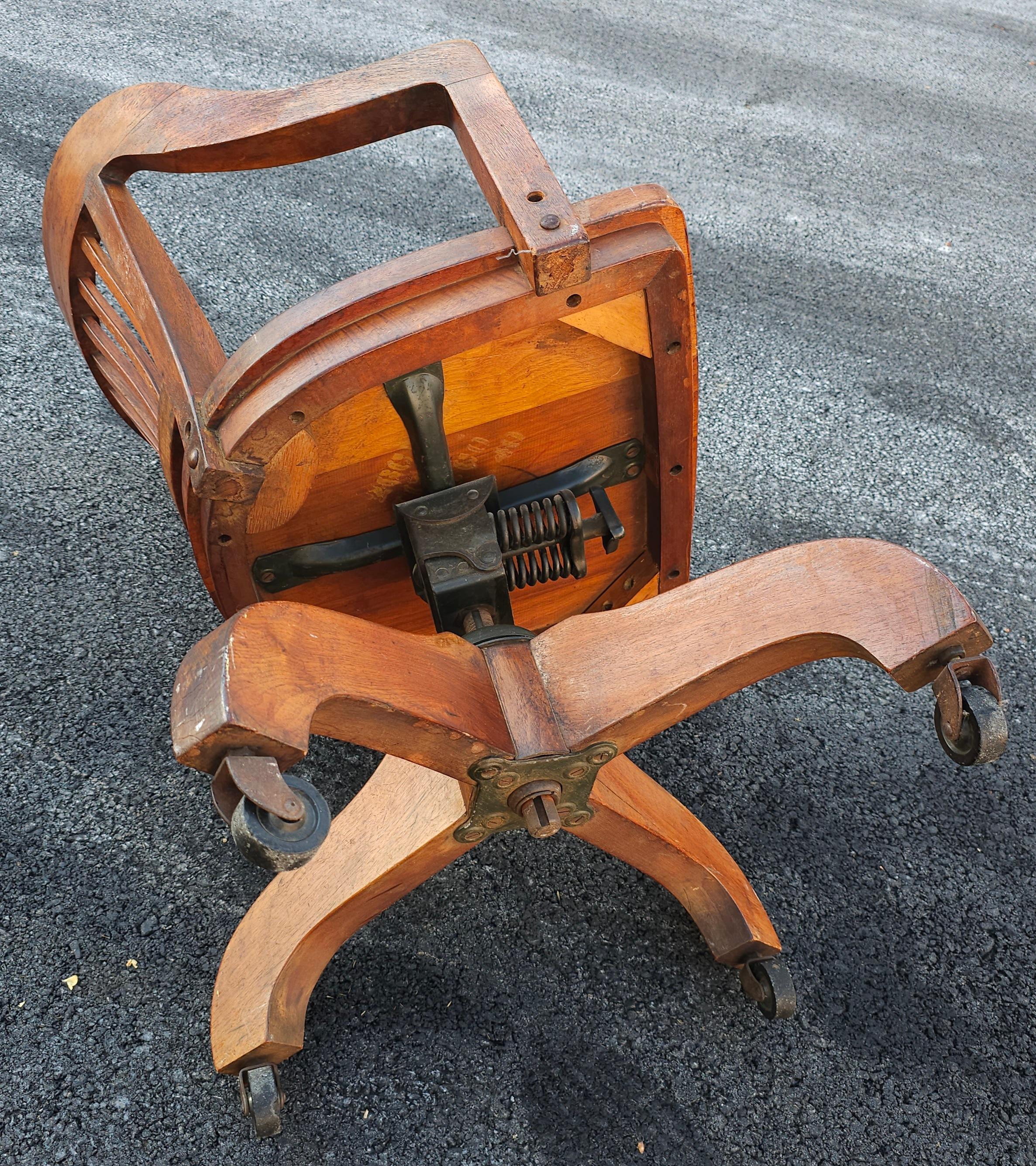 Early 20th Century Gunlocke Oak Rolling and Tilting Banker's Chair For Sale 2