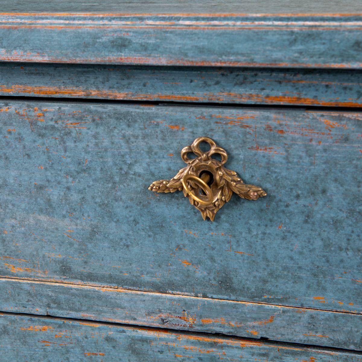 Ottone Cassapanca Wellington blu in stile gustaviano dei primi del Novecento in vendita