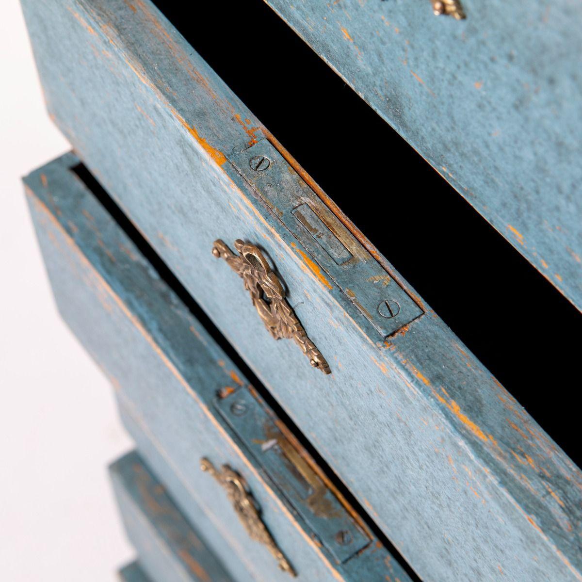 Cassapanca Wellington blu in stile gustaviano dei primi del Novecento in vendita 1