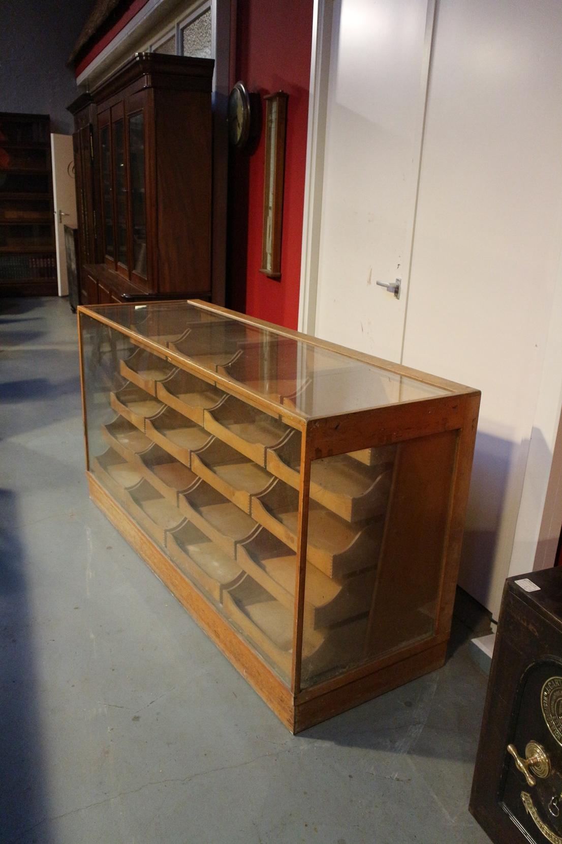 Beautiful old counter - showcase with 20 drawers. Entirely in original and good condition. Made from beech. Suitable for many purposes

Origin: England

Period: circa 1920

Size: 178cm x 58cm, 92cm

Beechwood

Origin: England

Period: