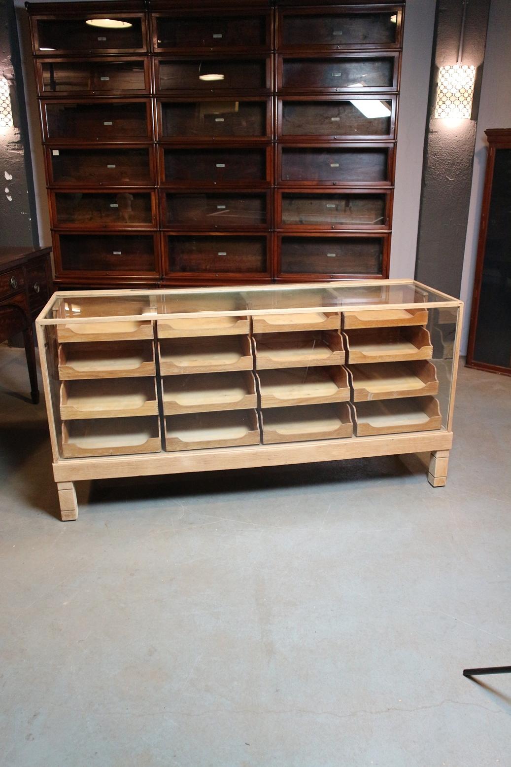 Beautiful old counter, showcase with 16 drawers. Entirely in original and good condition. Made from oak. Suitable for many purposes

Origin: England

Period: circa 1920.

Size: 181 cm x 59 cm, 92 cm.



  