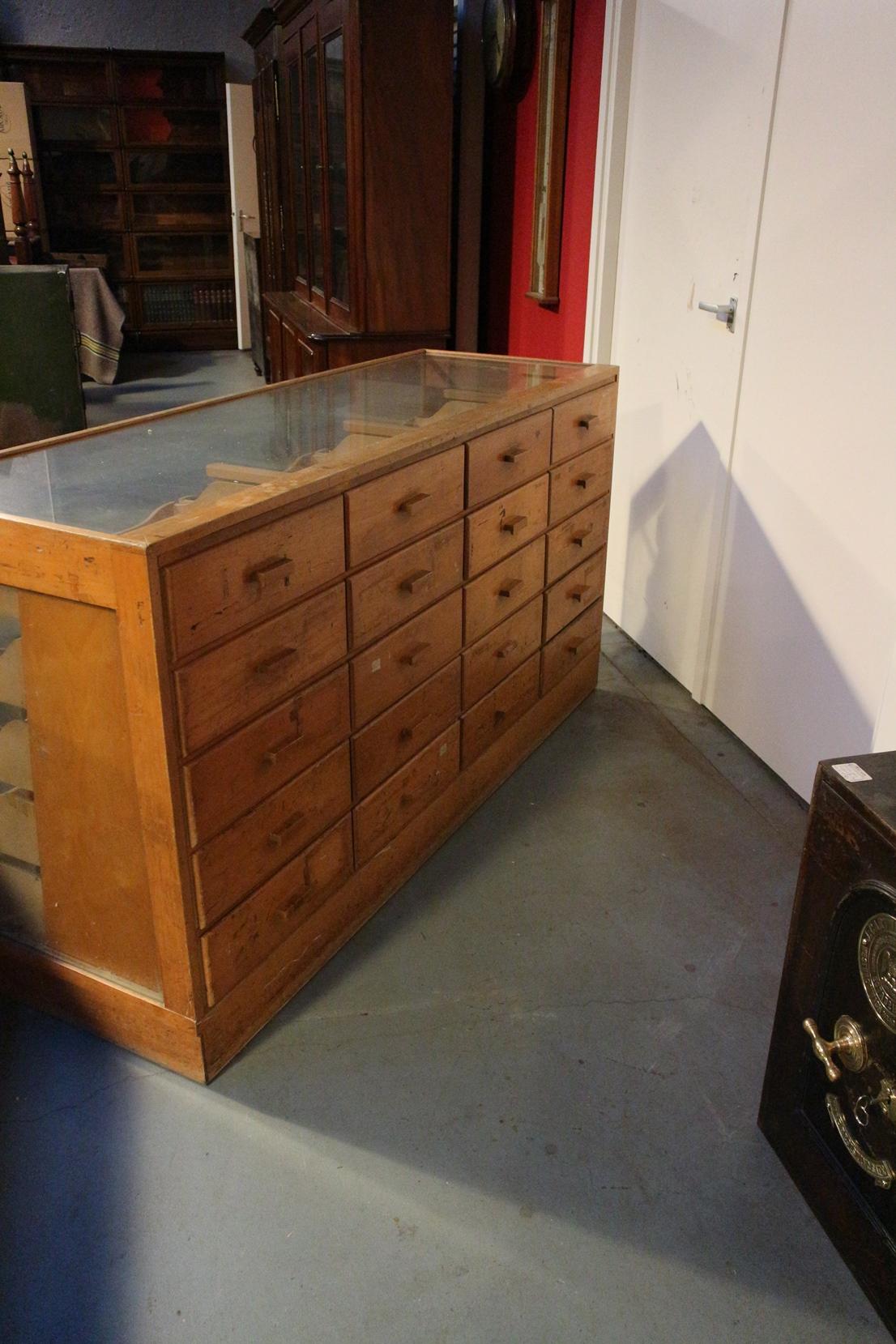 Early 20th Century Haberdashers Countertop Display Cabinet In Good Condition In Eindhoven, NL