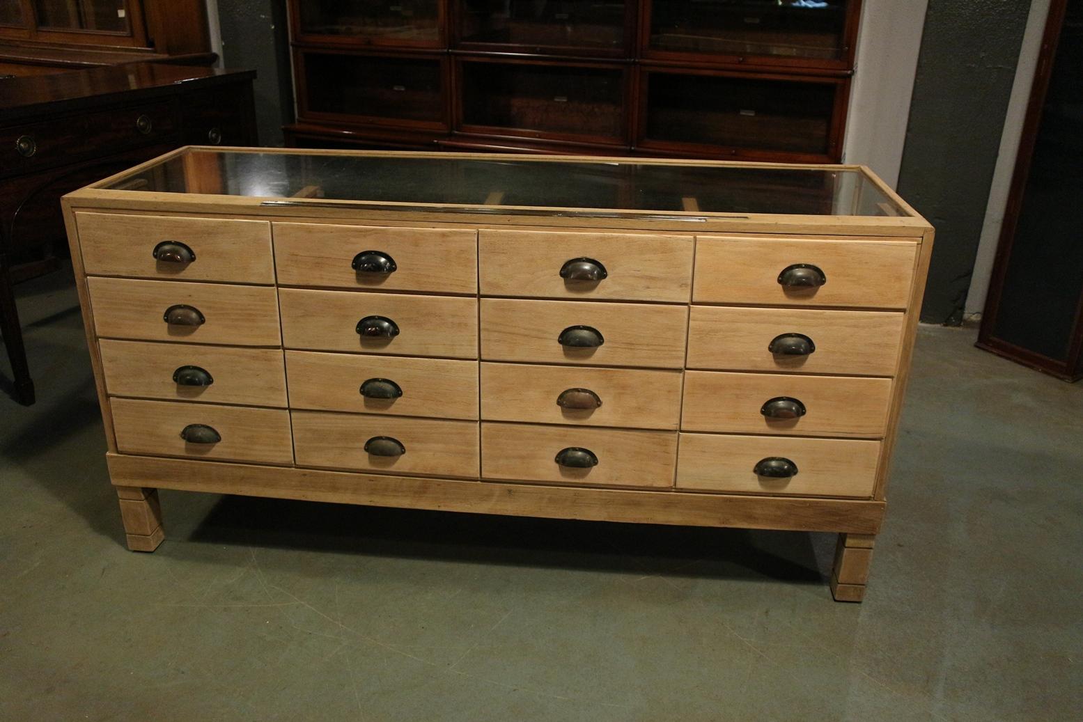 Early 20th Century Haberdashers Countertop Display Cabinet im Zustand „Gut“ in Eindhoven, NL