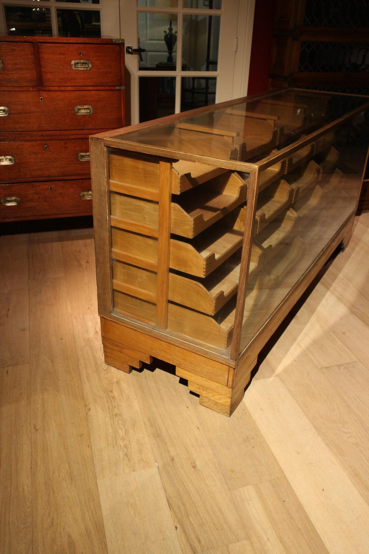 Early 20th Century Haberdashers Countertop Display Cabinet In Good Condition In Eindhoven, NL