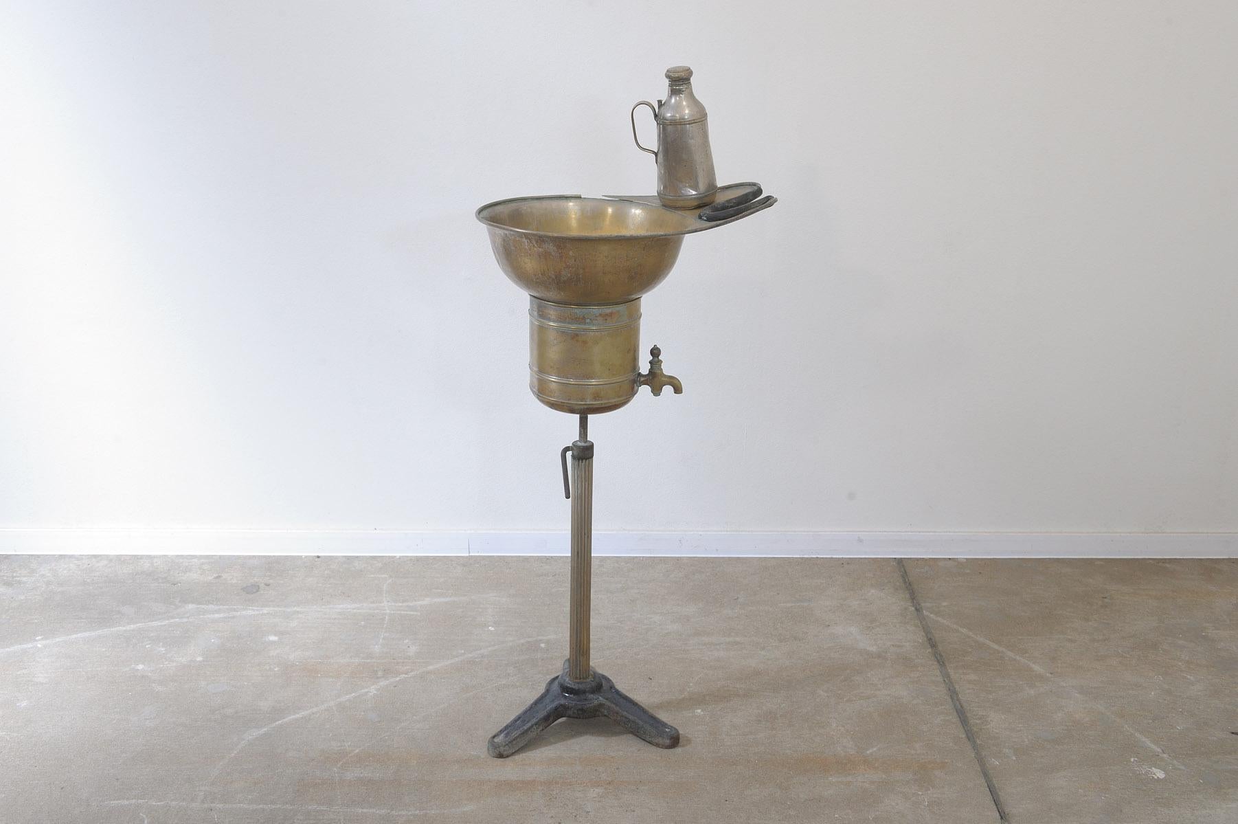 A hairdressing wash basin from the beginning of the 20th century.
It was used to wash the head in a hairdresser’s salon.
Material metal, silver-plated or chrome-plated.
It bears signs of age and use, slightly damaged in a few places.
However, the