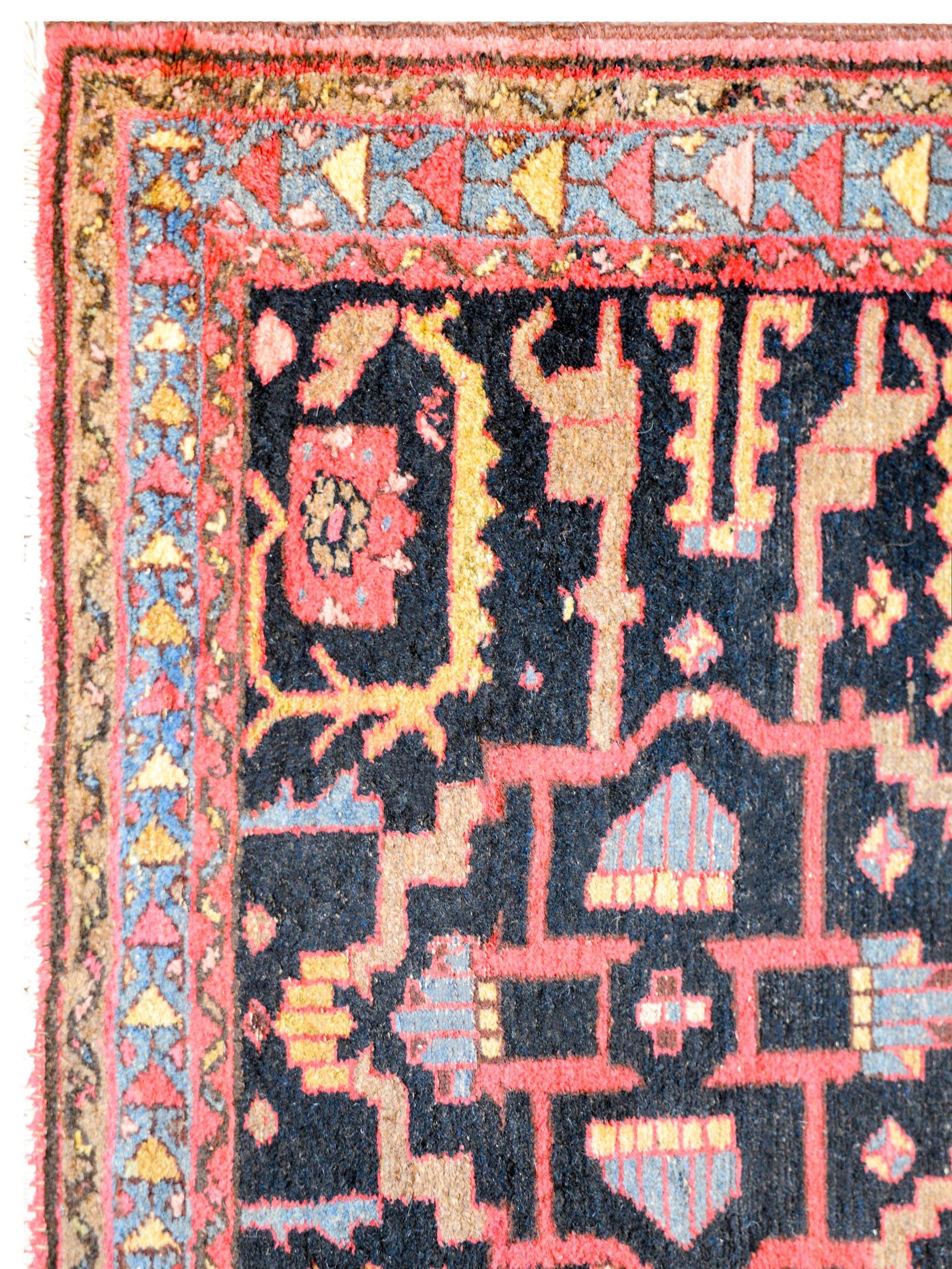 Early 20th Century Hamadan Rug In Good Condition For Sale In Chicago, IL