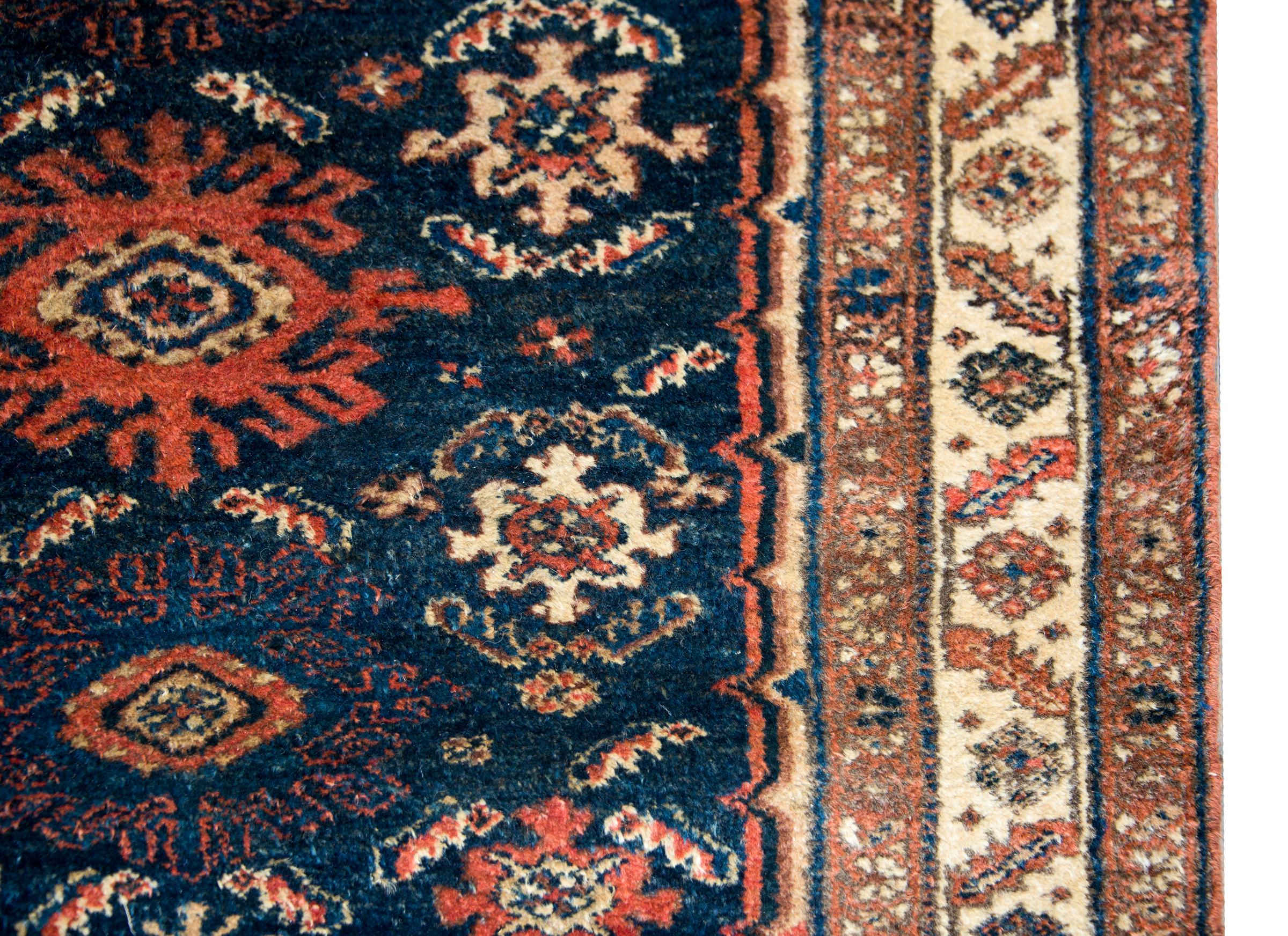 Early 20th Century Hamadan Rug In Good Condition For Sale In Chicago, IL