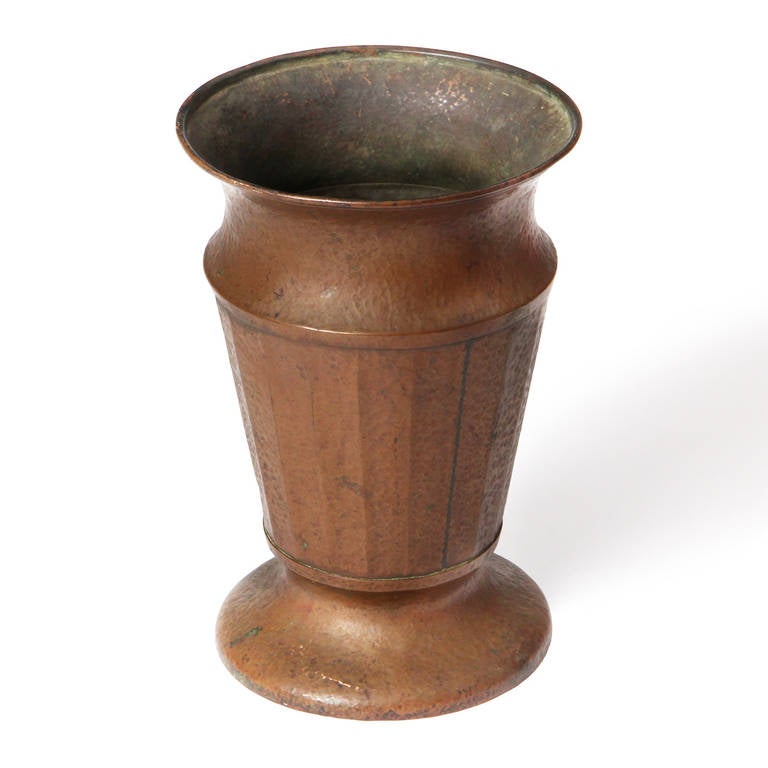 An elegant hammered copper classical shaped jardinière of double walled construction with a lead filled base.