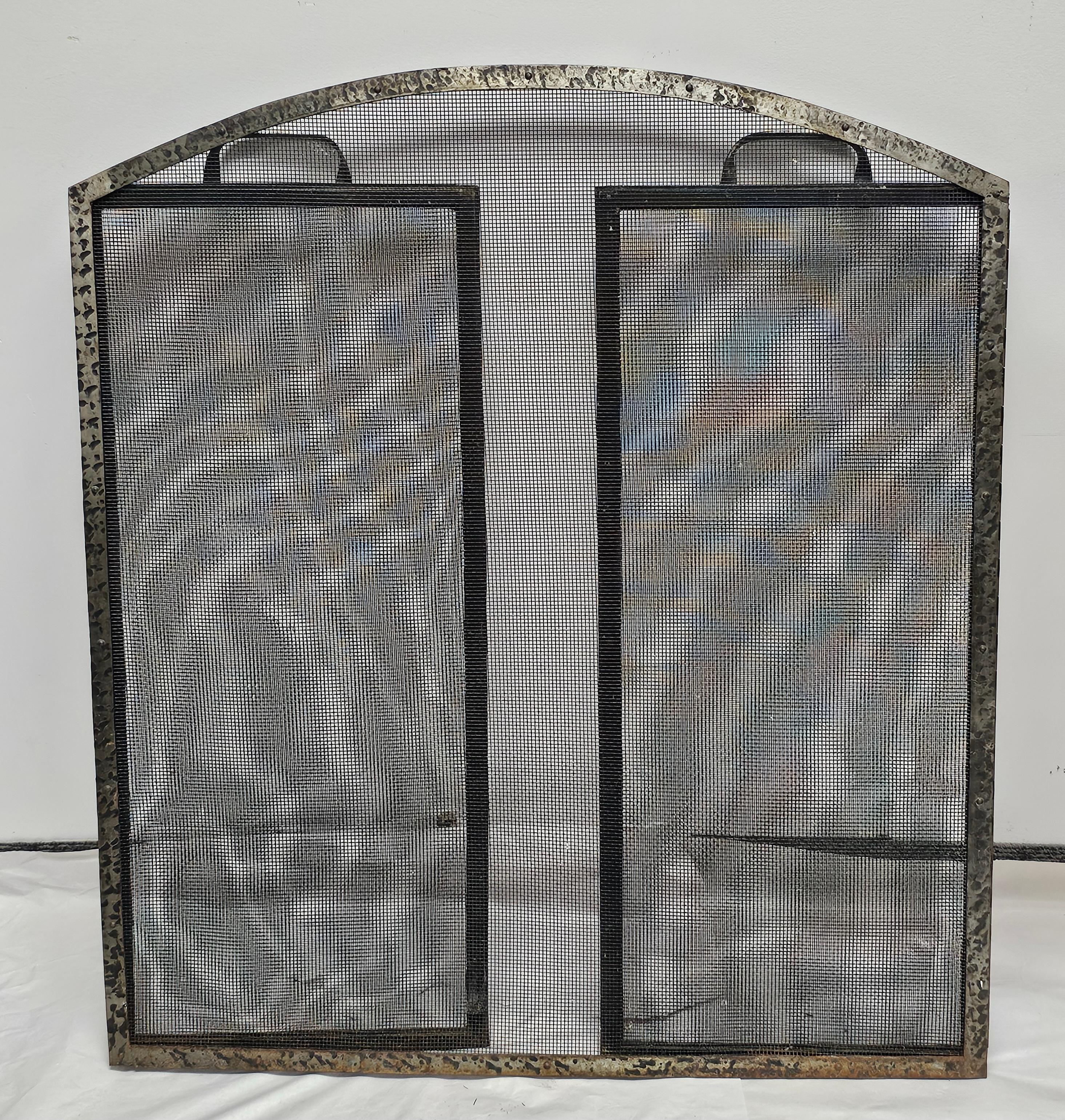 Biombo para chimenea de hierro martillado y malla metálica de principios del siglo XX Estadounidense en venta