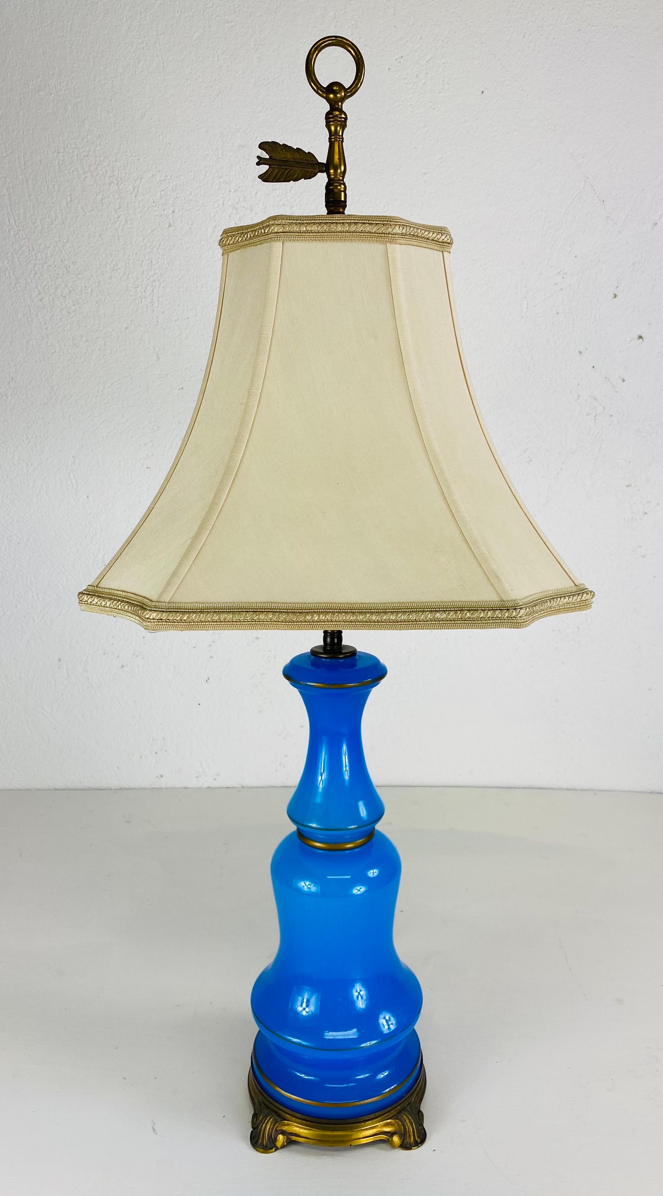 Französische mundgeblasene blaue Opal-Tischlampe aus Glas aus dem frühen 20. Jahrhundert (Frühes 20. Jahrhundert) im Angebot