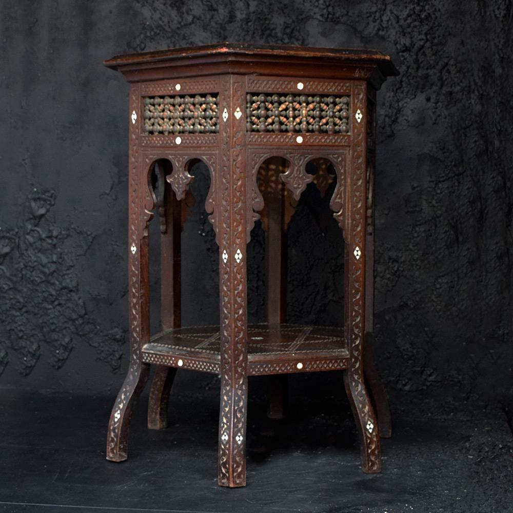 Handgeschnitzter zweistöckiger äthiopischer maurischer Tisch aus dem frühen 20. Jahrhundert (Syrisch) im Angebot