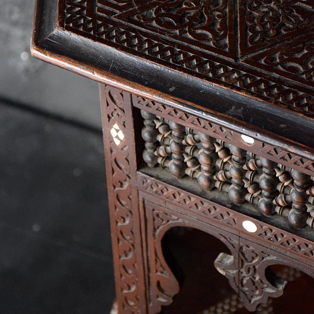 Handgeschnitzter zweistöckiger äthiopischer maurischer Tisch aus dem frühen 20. Jahrhundert im Angebot 1