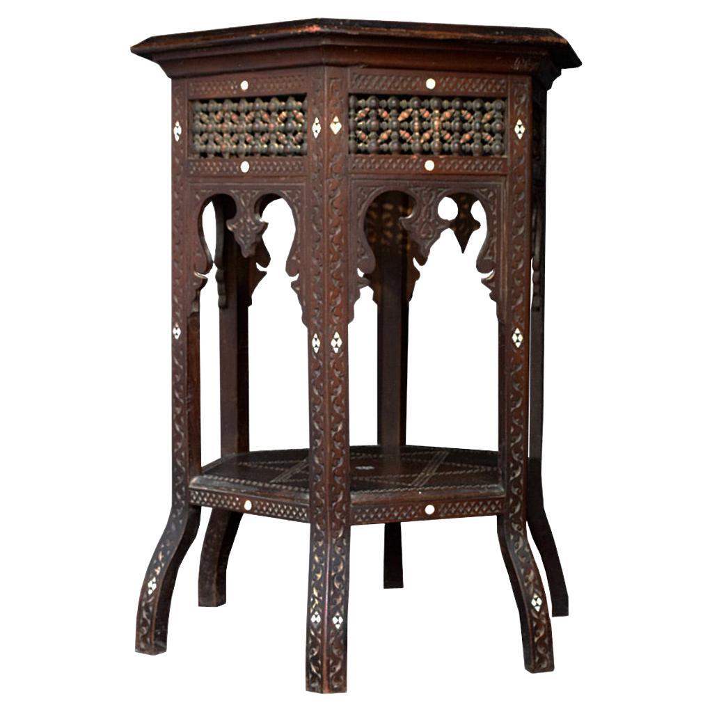 Handgeschnitzter zweistöckiger äthiopischer maurischer Tisch aus dem frühen 20. Jahrhundert