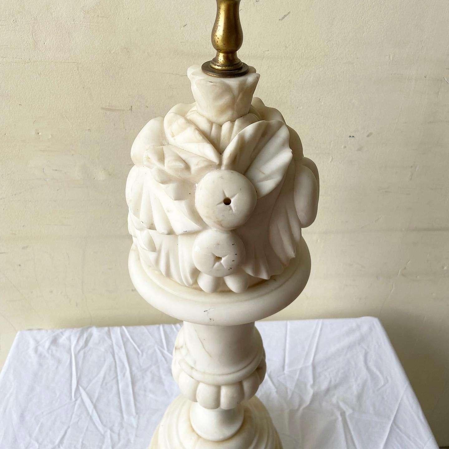 Lampe de table en albâtre sculptée à la main au début du 20e siècle Bon état - En vente à Delray Beach, FL