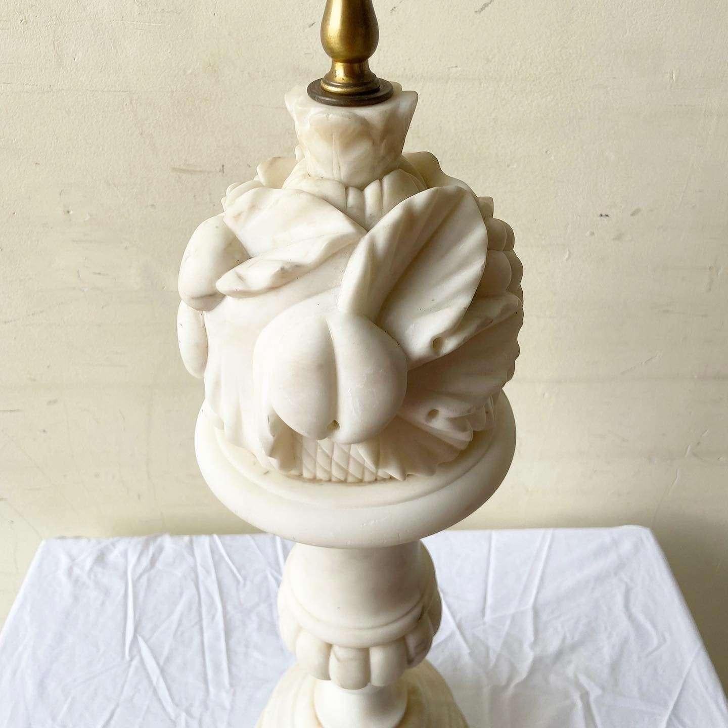 20ième siècle Lampe de table en albâtre sculptée à la main au début du 20e siècle en vente