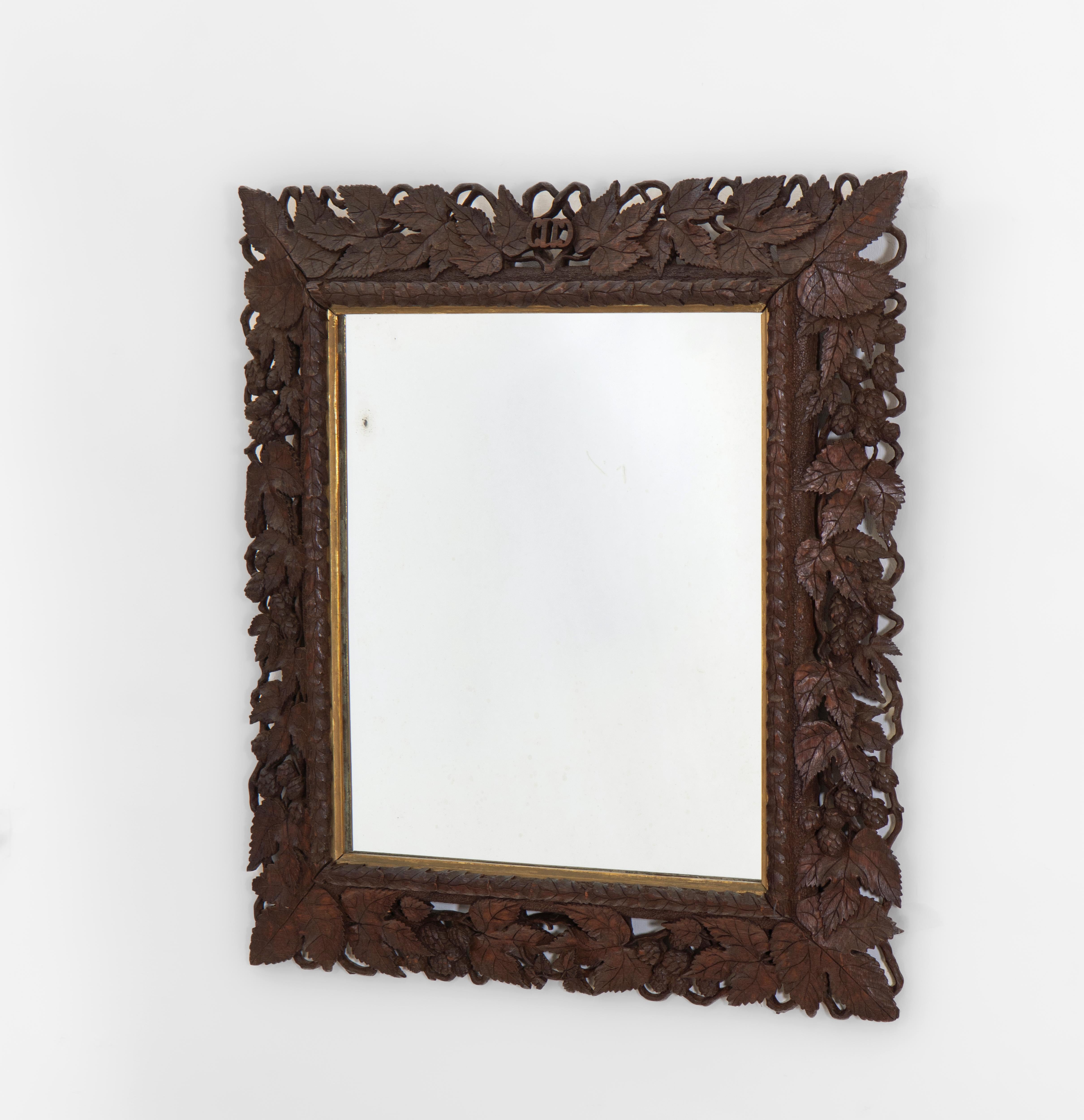 Early 20th Century Hand Carved And Giltwood Black Forest Oak Wall Mirror  In Good Condition For Sale In Norwich, GB