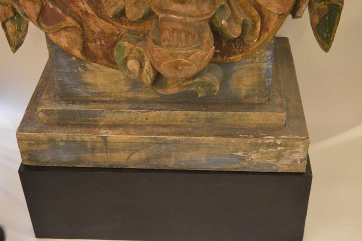 Bouddha en bois sculpté à la main, polychrome du début du 20e siècle
 
Dimensions :

Hauteur : 65 pouces.
Largeur : 28 pouces.
Profondeur : 19 in.

