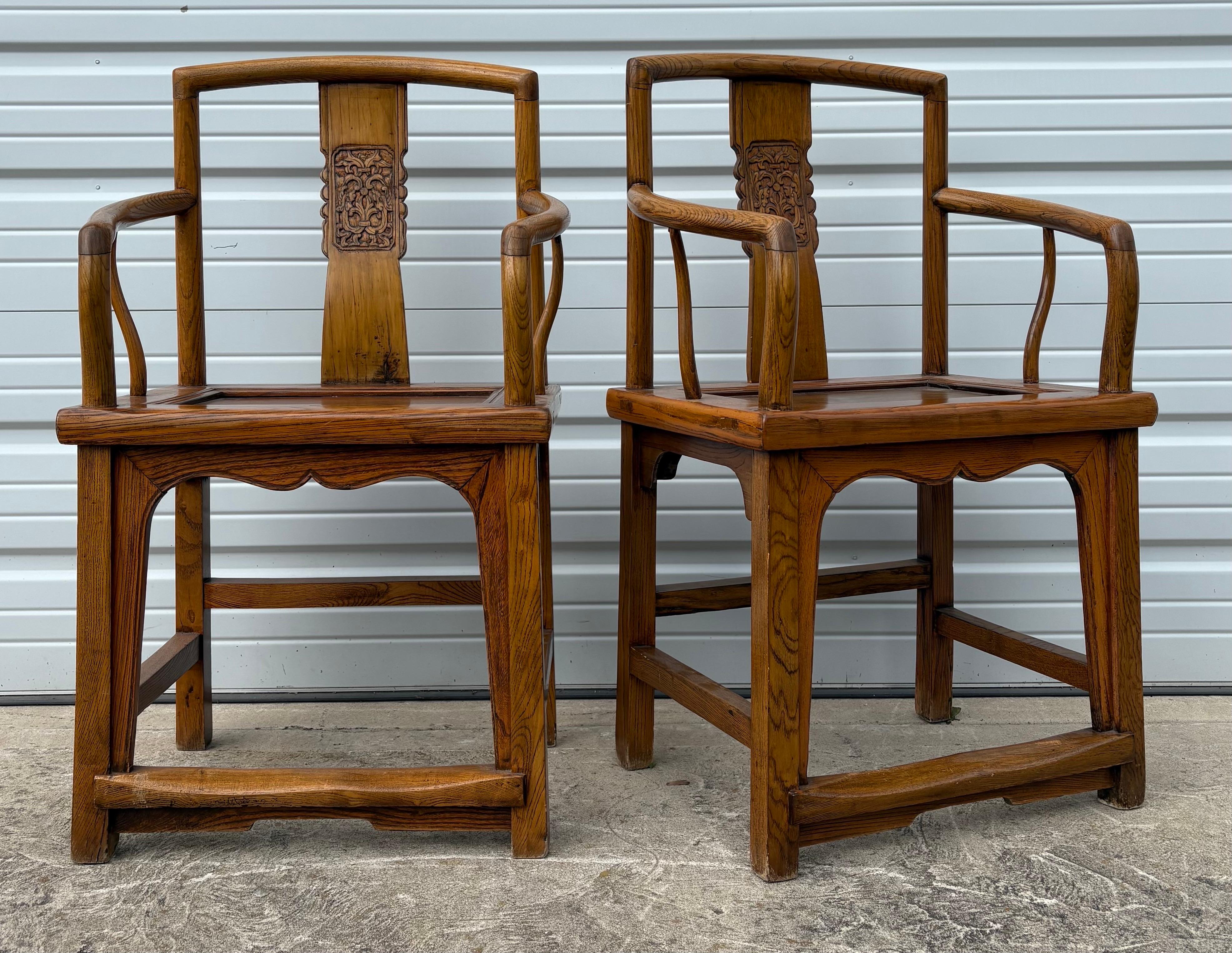 Chinesische Beistellstühle /Paar, frühes 20. Jahrhundert, handgeschnitzt im Angebot 6