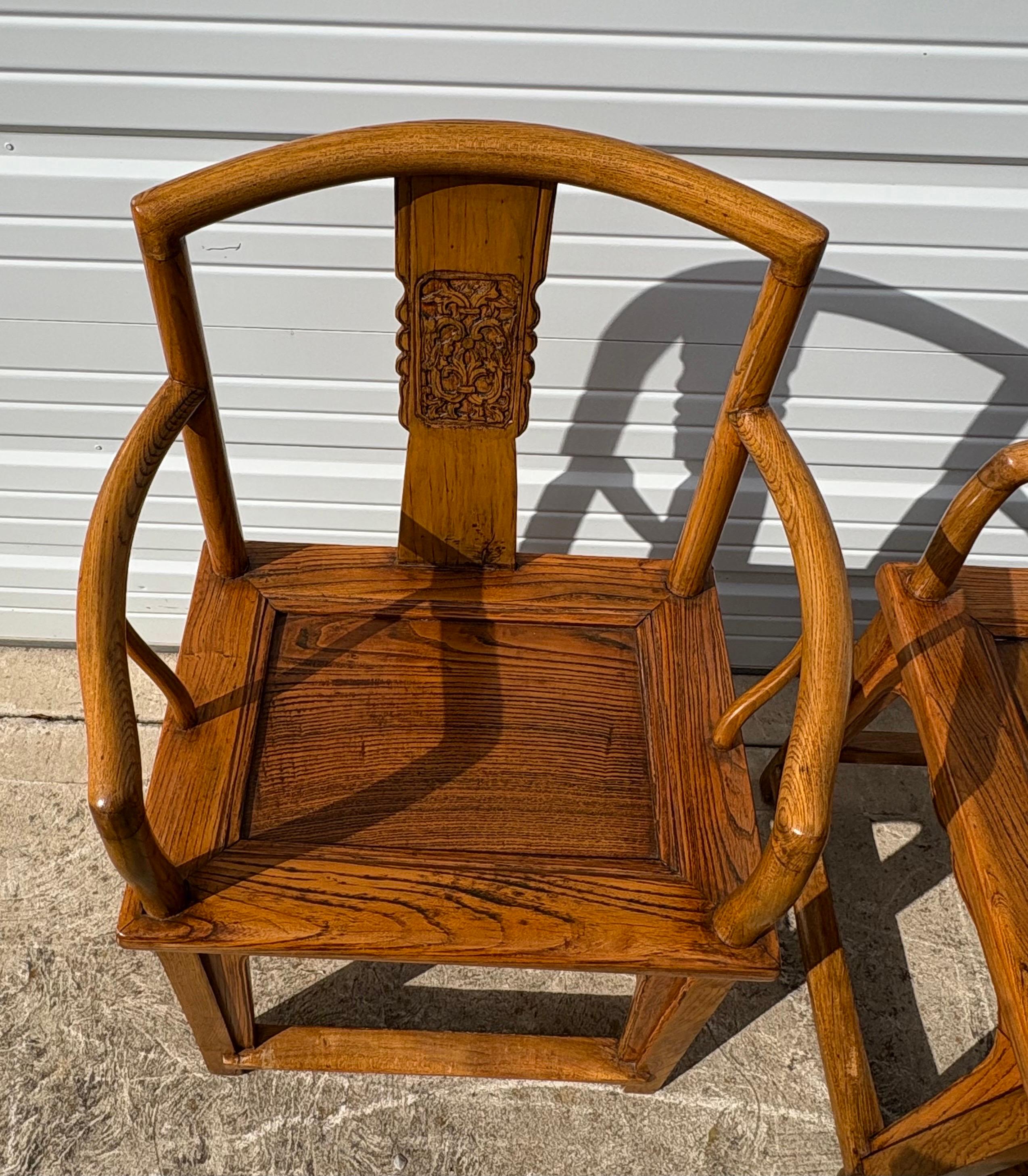 Chinesische Beistellstühle /Paar, frühes 20. Jahrhundert, handgeschnitzt im Zustand „Gut“ im Angebot in Allentown, PA