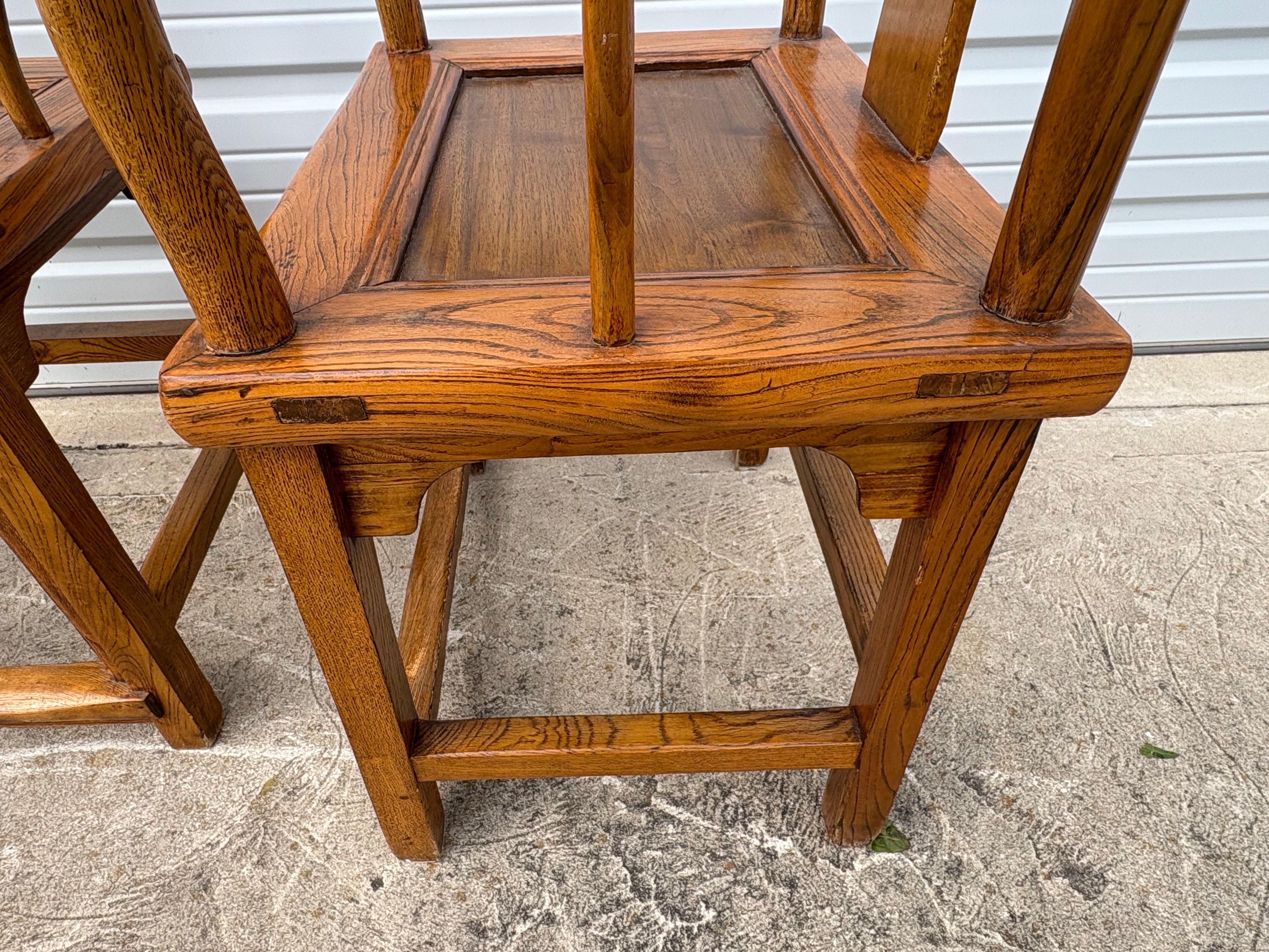 Chinesische Beistellstühle /Paar, frühes 20. Jahrhundert, handgeschnitzt im Angebot 3