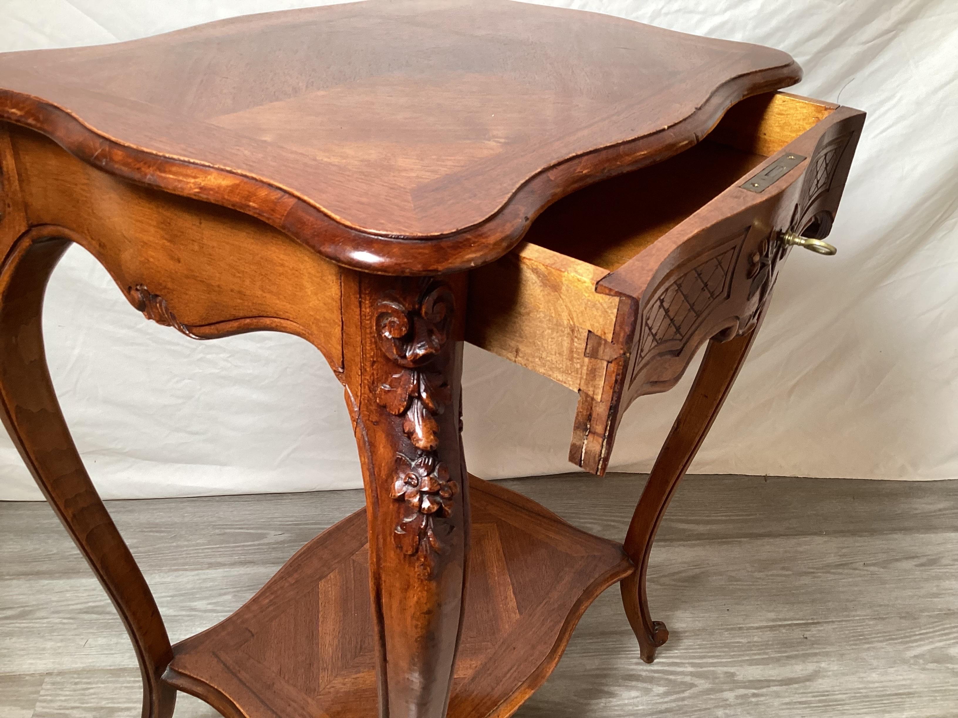 Early 20th Century Hand Carved French Style Walnut Stand In Good Condition For Sale In Lambertville, NJ