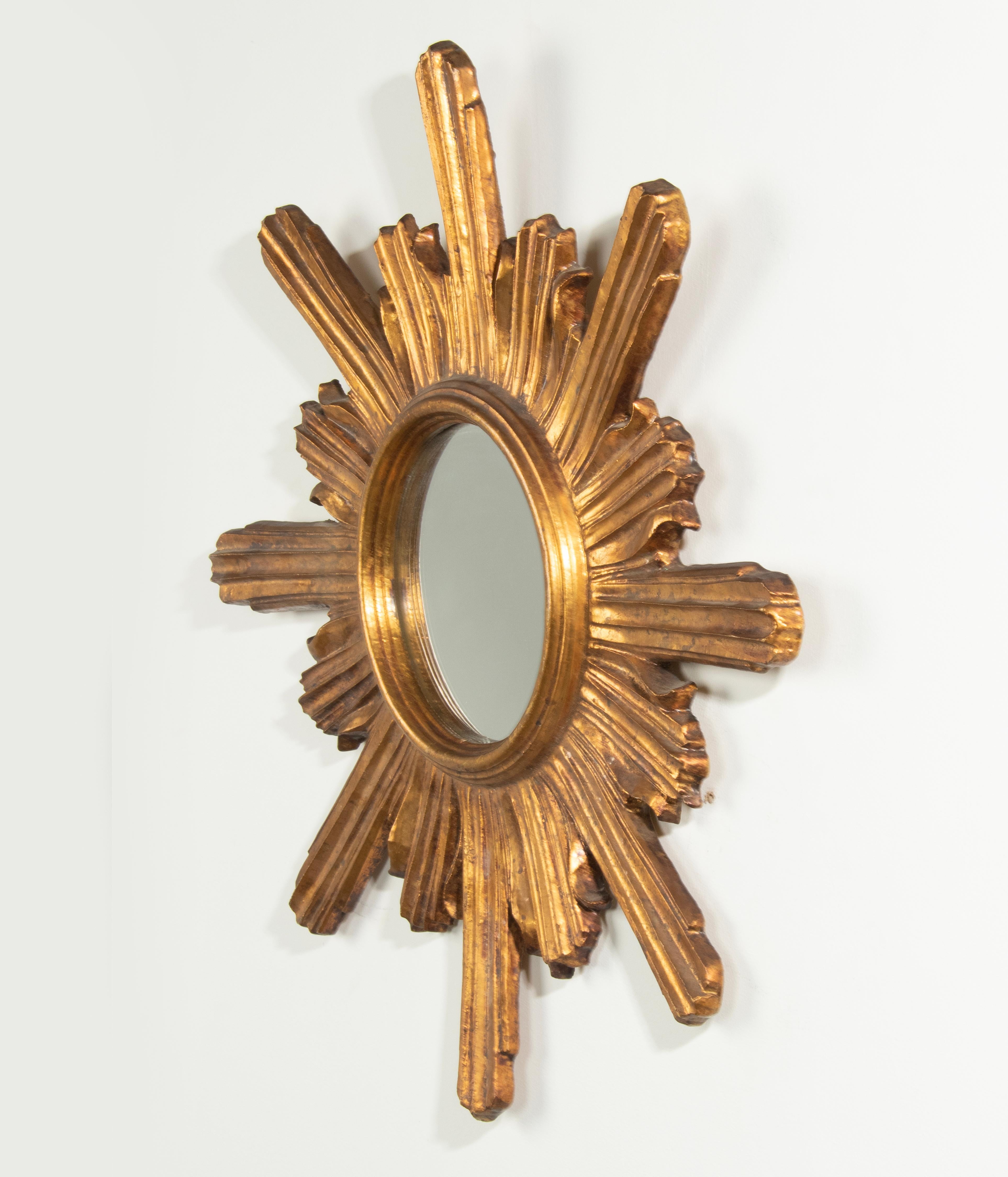 Début du 20ème siècle Miroir en bois doré et sculpté à la main en forme de soleil en vente 5