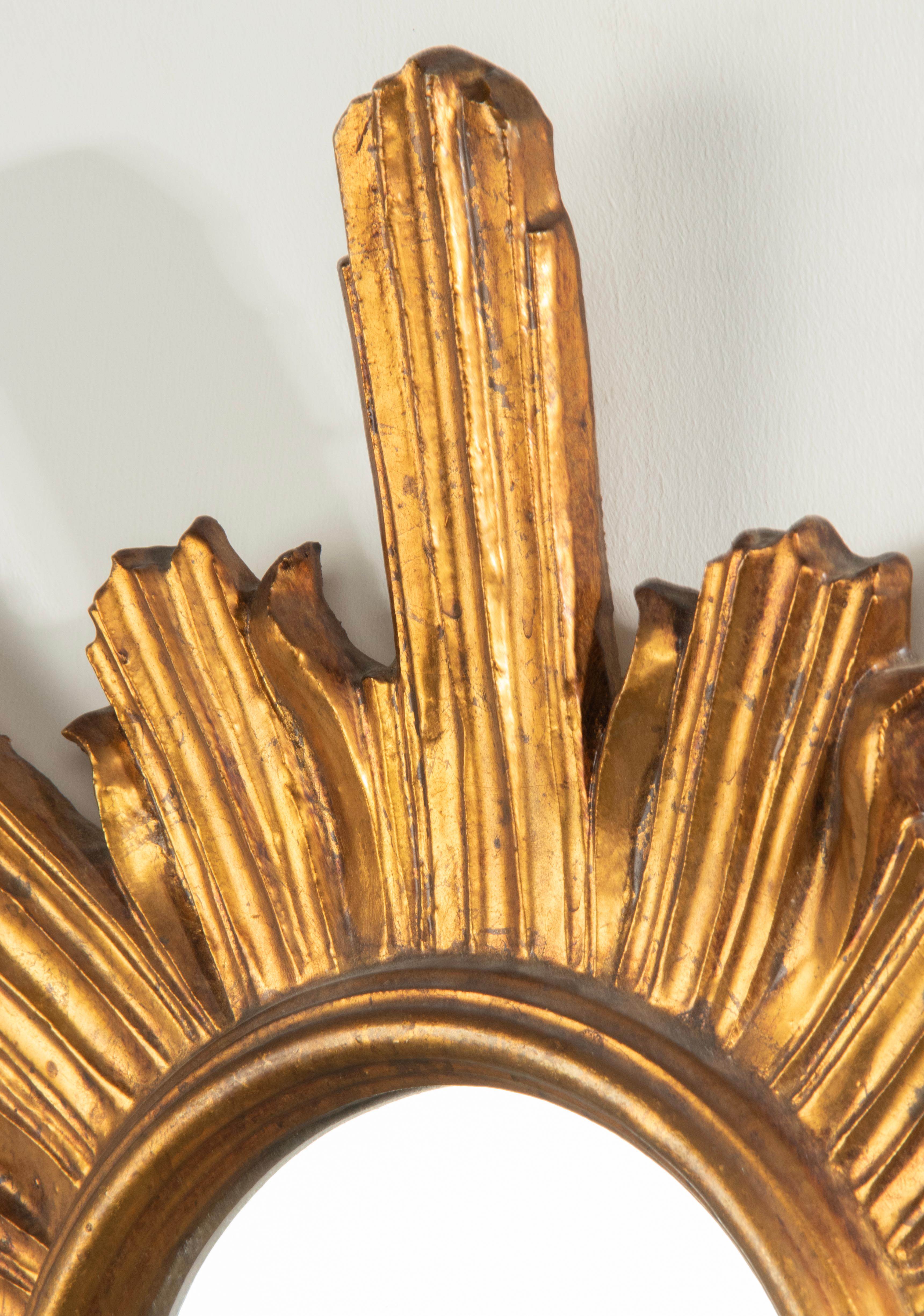 Début du 20ème siècle Miroir en bois doré et sculpté à la main en forme de soleil en vente 6