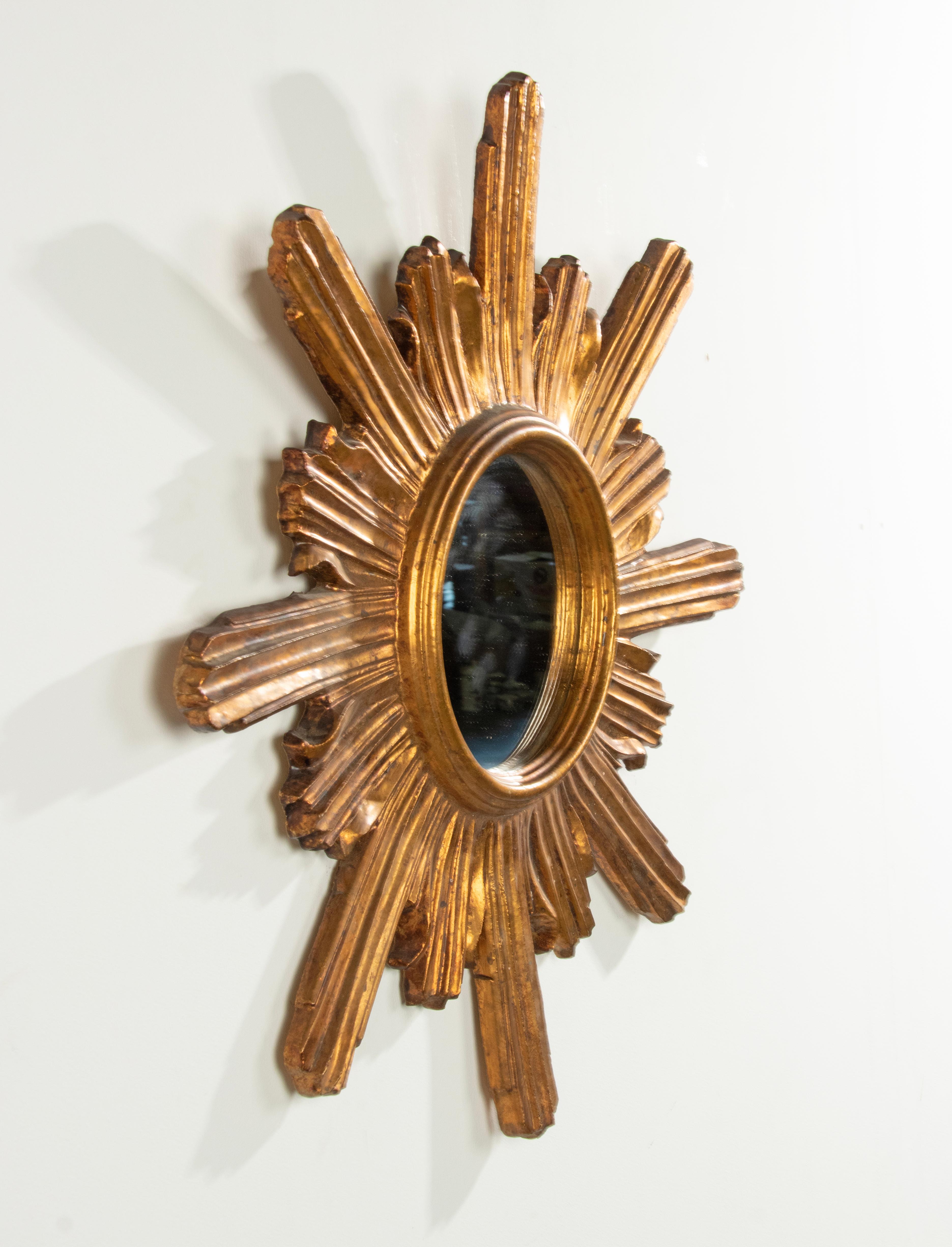 Début du 20ème siècle Miroir en bois doré et sculpté à la main en forme de soleil en vente 7