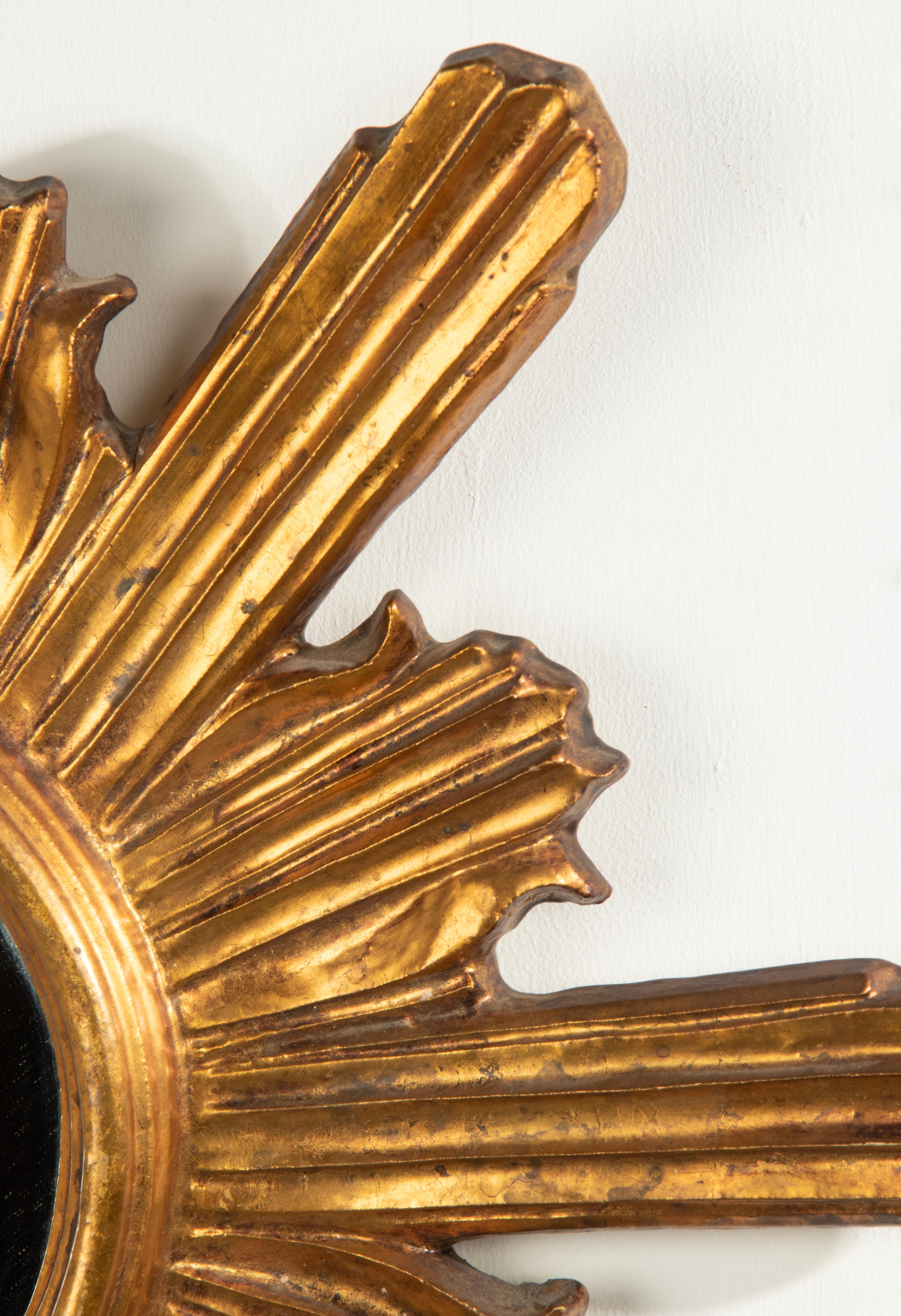 Début du 20ème siècle Miroir en bois doré et sculpté à la main en forme de soleil en vente 8