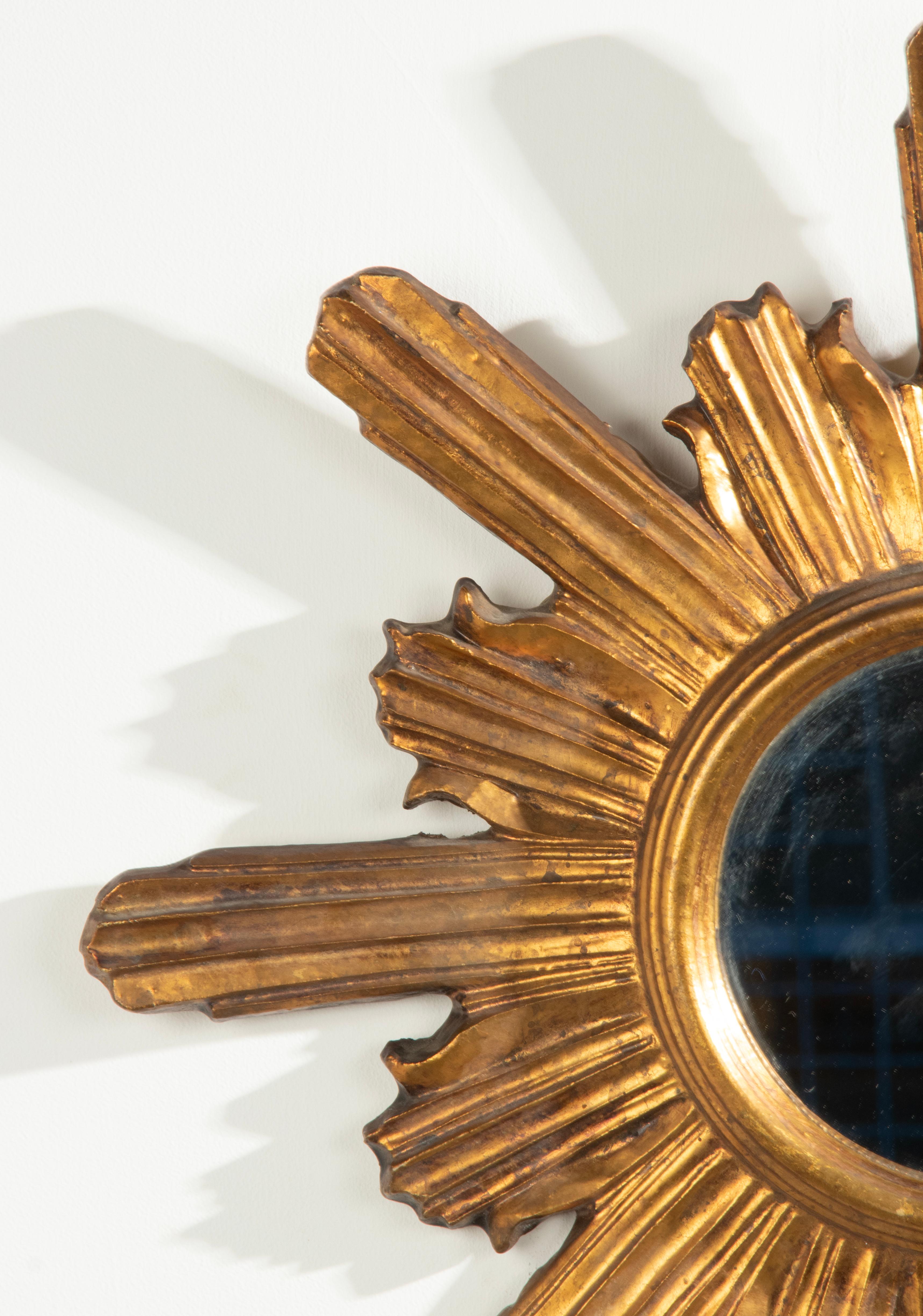 Début du 20ème siècle Miroir en bois doré et sculpté à la main en forme de soleil en vente 9