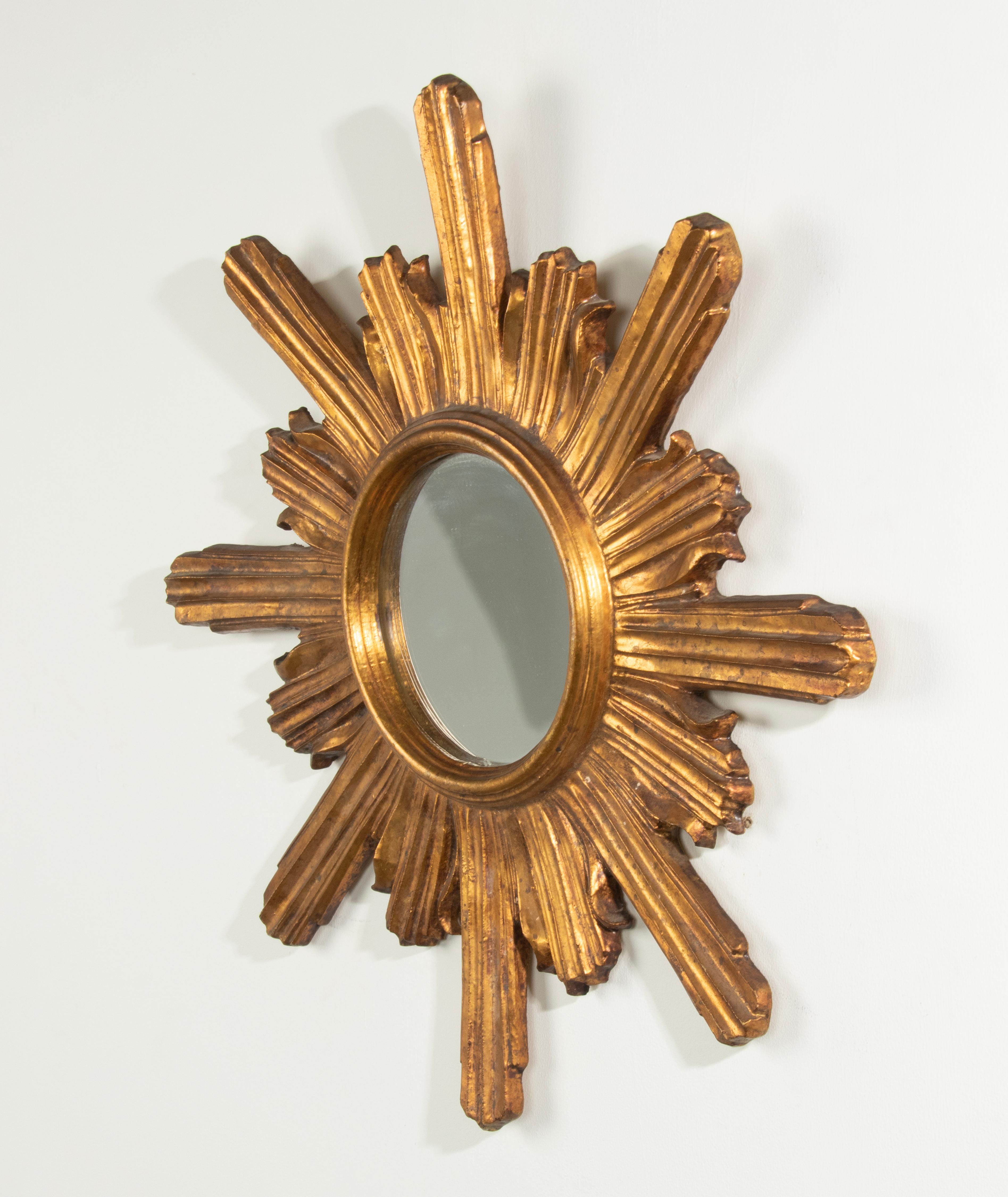Début du 20ème siècle Miroir en bois doré et sculpté à la main en forme de soleil en vente 10