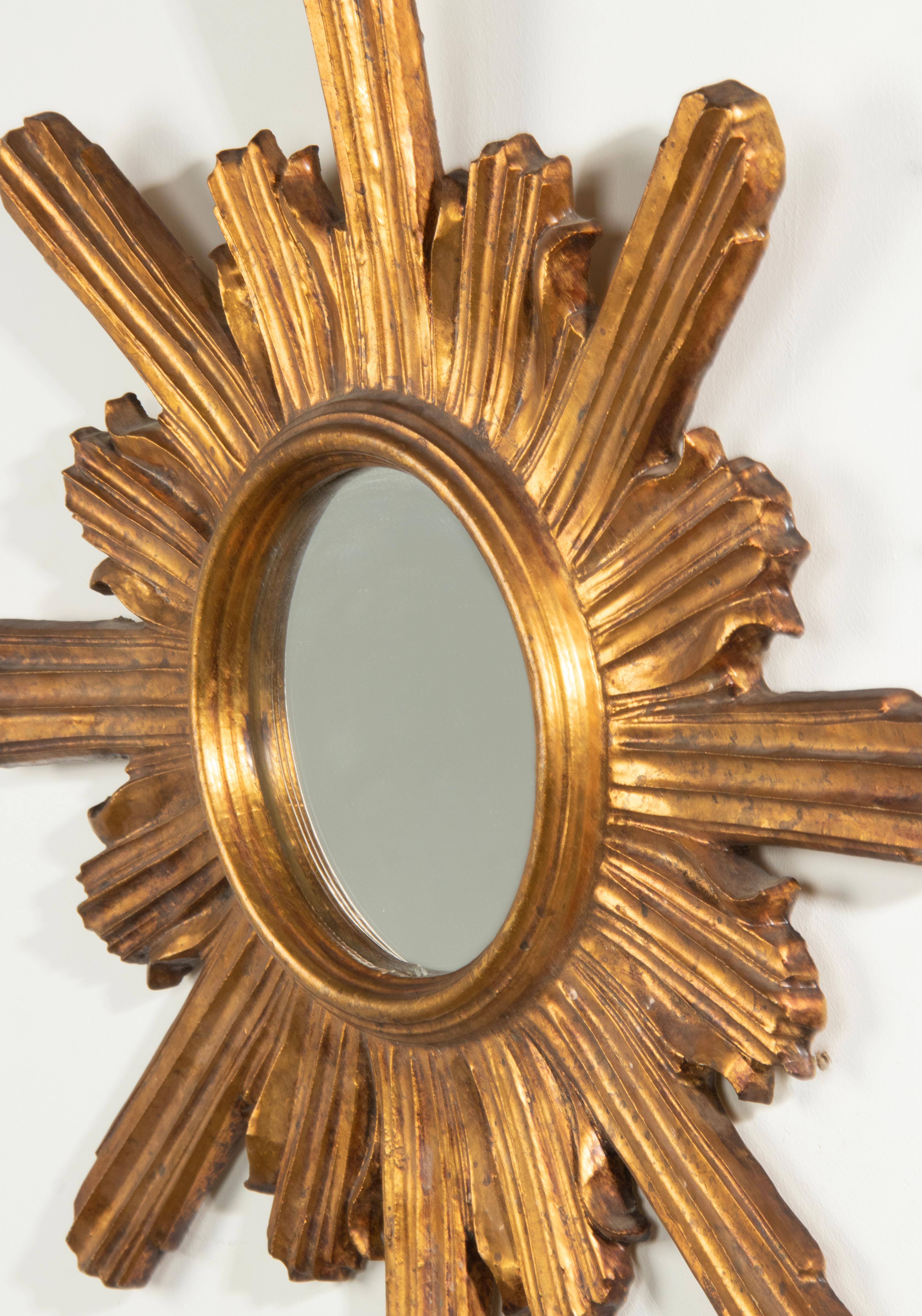 Début du 20ème siècle Miroir en bois doré et sculpté à la main en forme de soleil en vente 11
