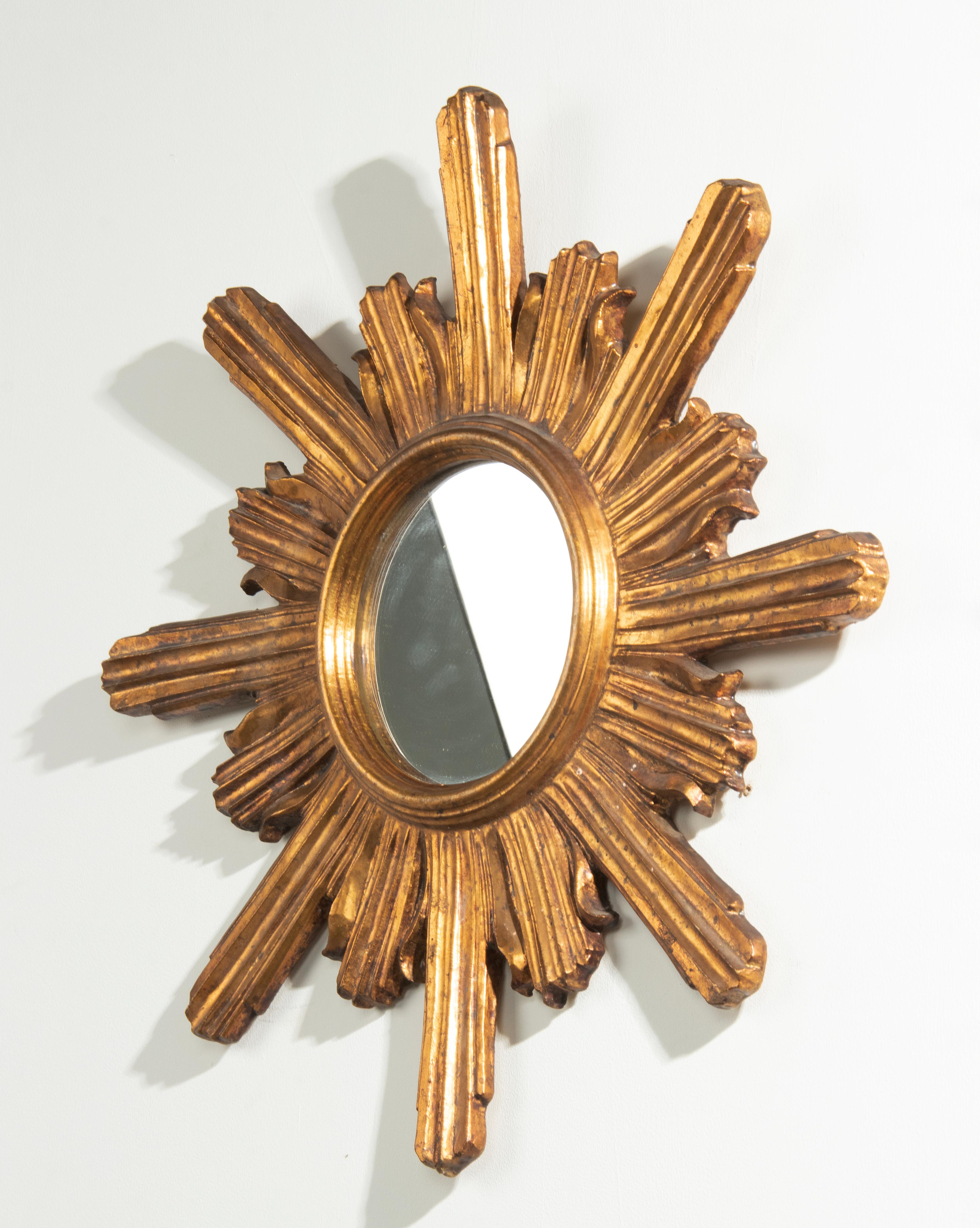 Art déco Début du 20ème siècle Miroir en bois doré et sculpté à la main en forme de soleil en vente