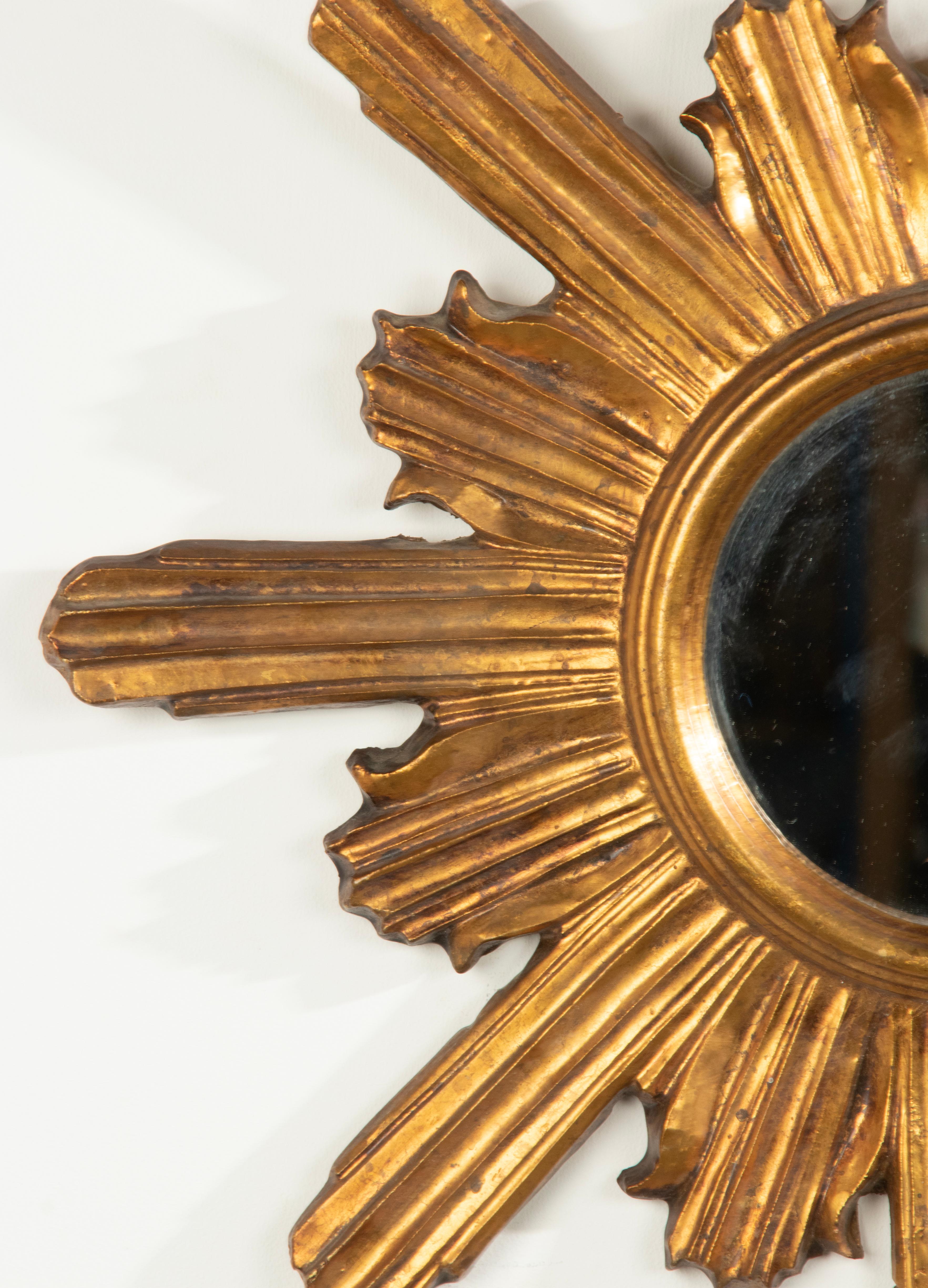 Français Début du 20ème siècle Miroir en bois doré et sculpté à la main en forme de soleil en vente