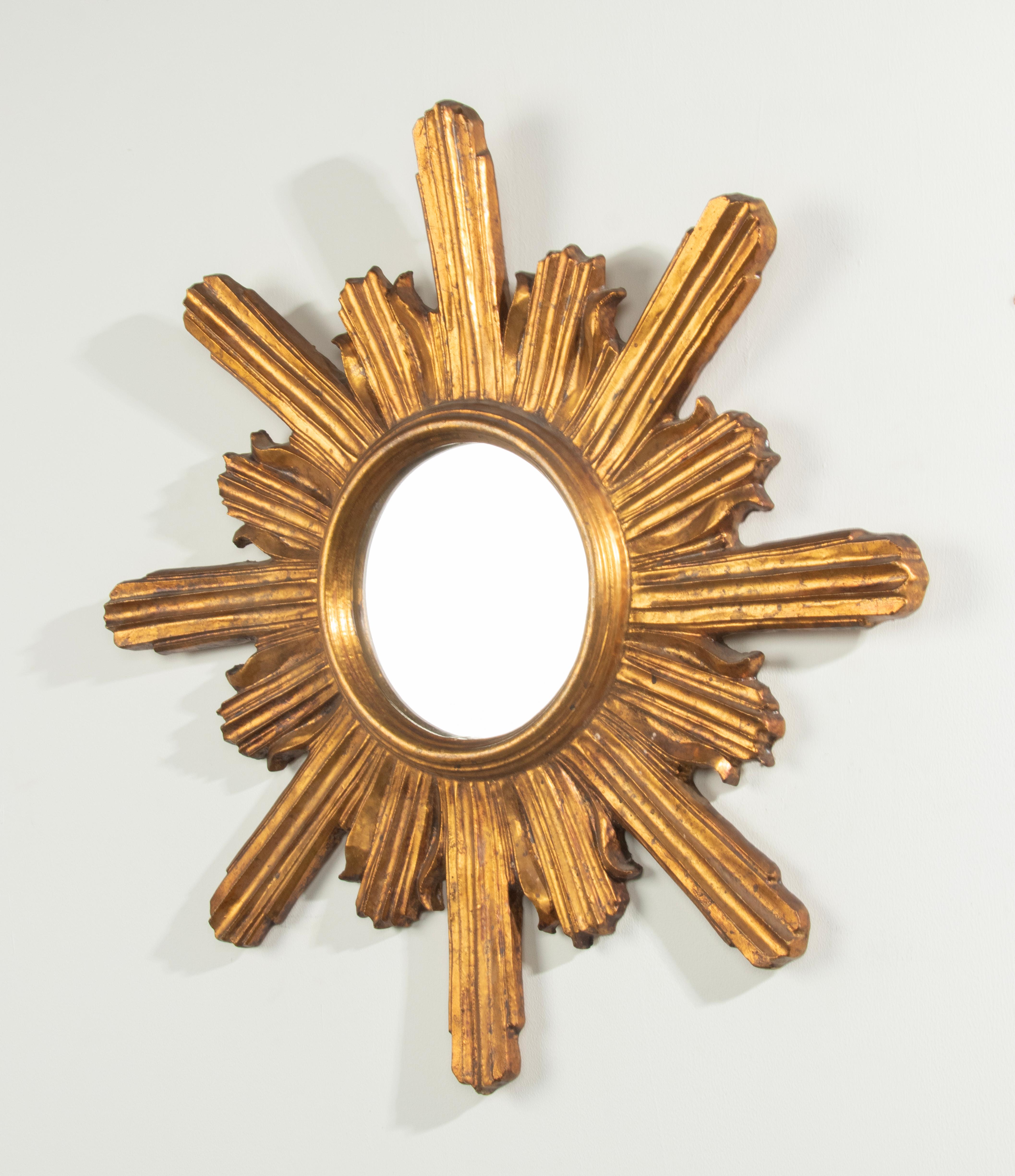 Sculpté à la main Début du 20ème siècle Miroir en bois doré et sculpté à la main en forme de soleil en vente