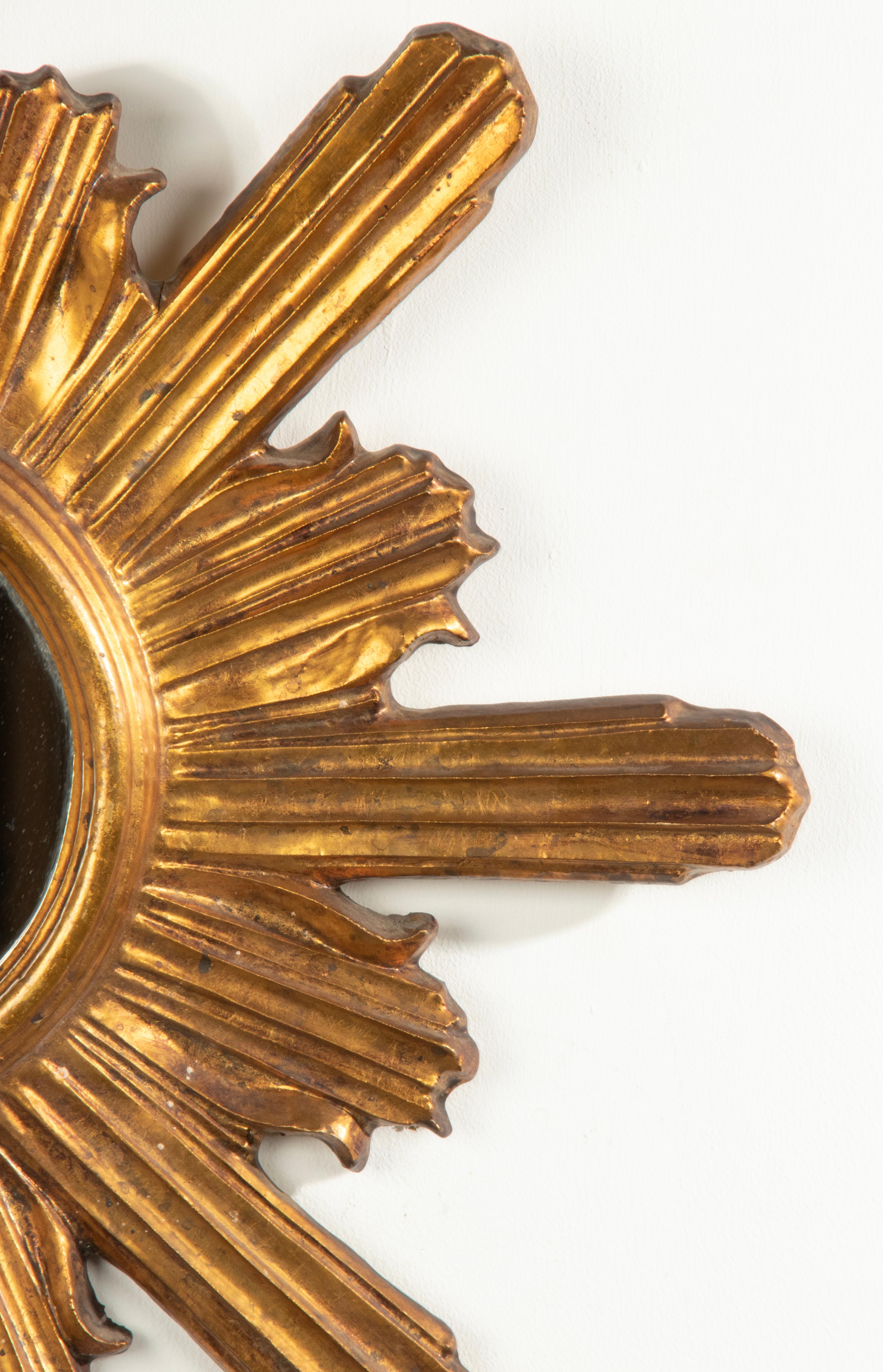 Début du 20ème siècle Miroir en bois doré et sculpté à la main en forme de soleil Bon état - En vente à Casteren, Noord-Brabant