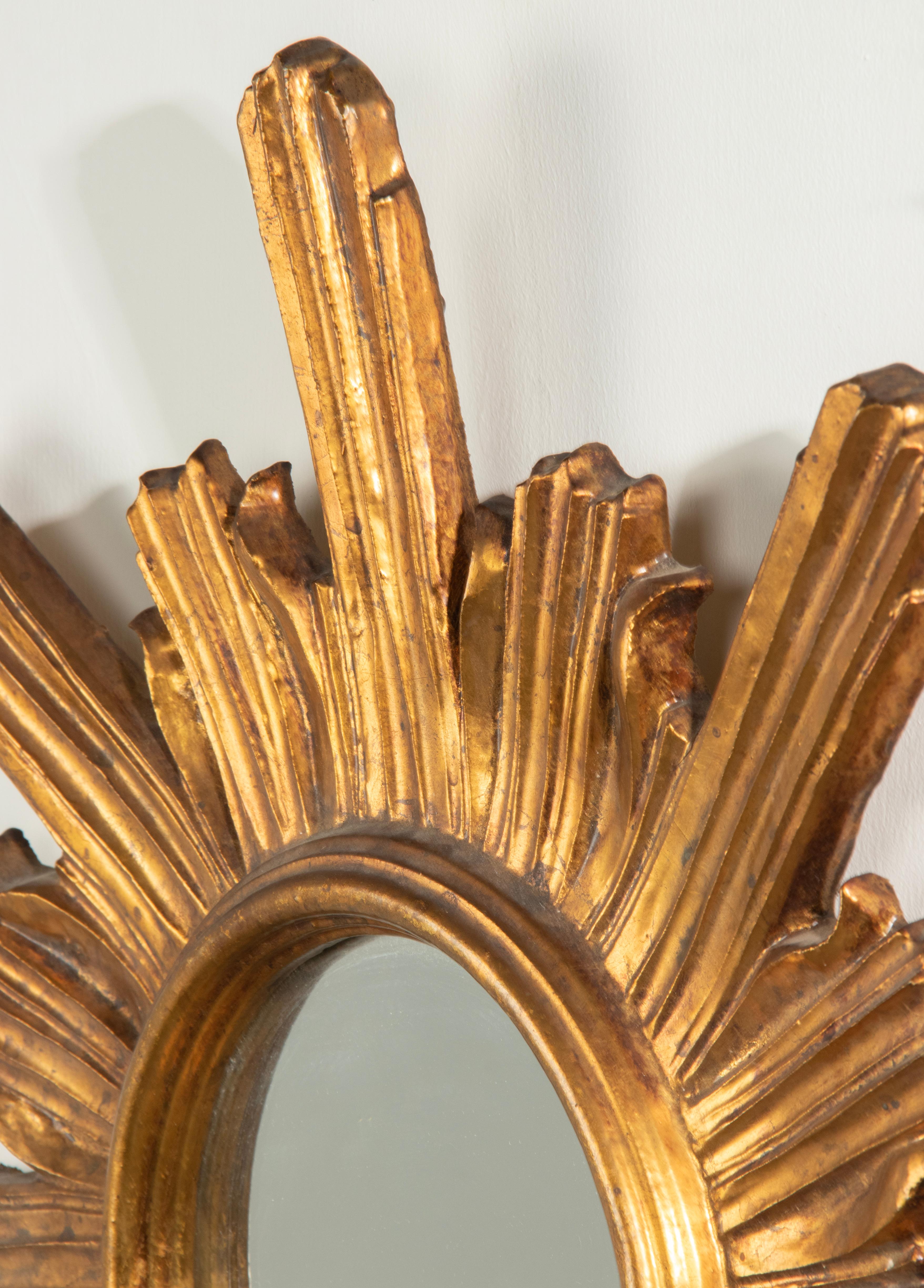 Début du 20ème siècle Miroir en bois doré et sculpté à la main en forme de soleil en vente 1