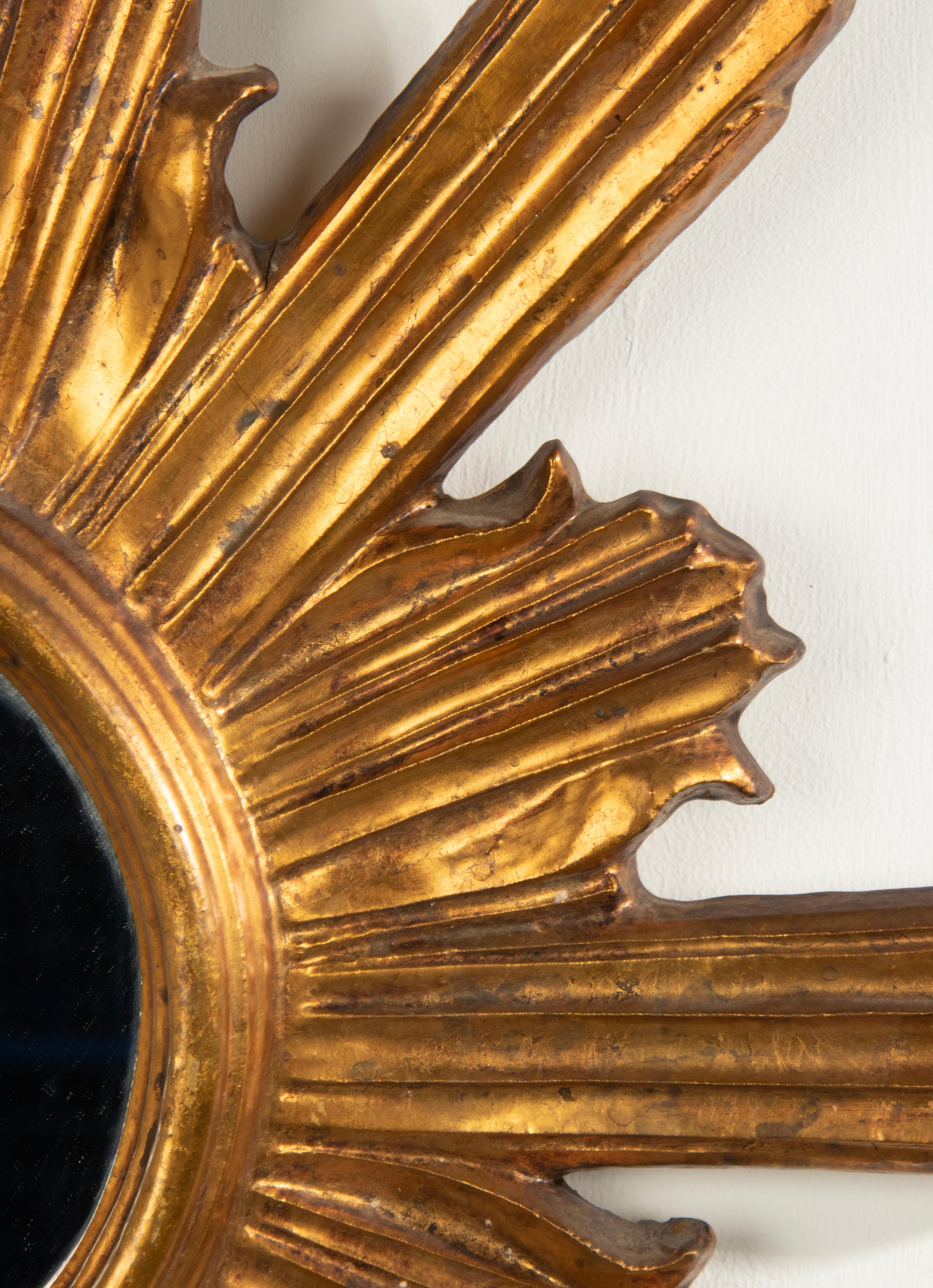 Début du 20ème siècle Miroir en bois doré et sculpté à la main en forme de soleil en vente 3