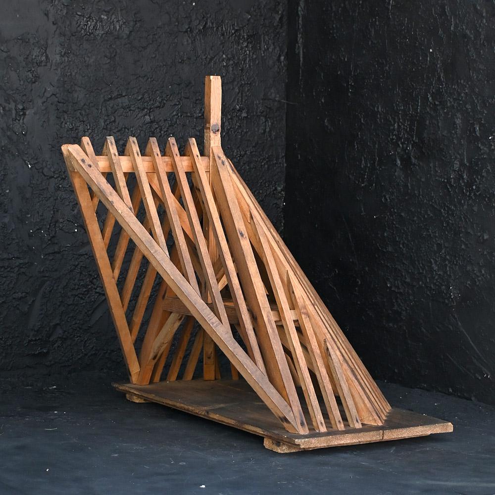 Modello di tetto angolare architettonico in pino intagliato a mano dei primi del Novecento
Un modello architettonico di pino enorme, ben modellato all'inizio del XX secolo e intagliato a mano, raffigurante un tetto ad angolo. Presenta un'età