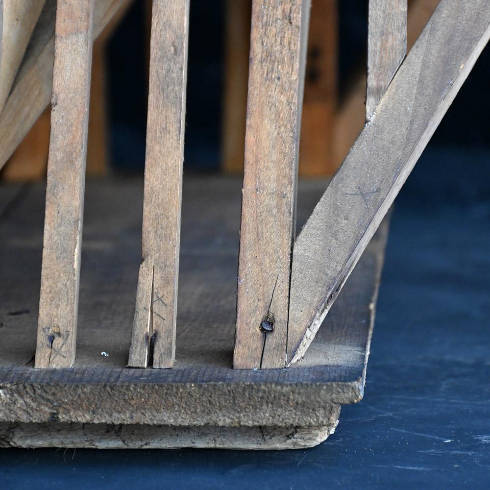 Intagliato a mano Modello di tetto angolare architettonico in pino intagliato a mano dei primi del Novecento in vendita