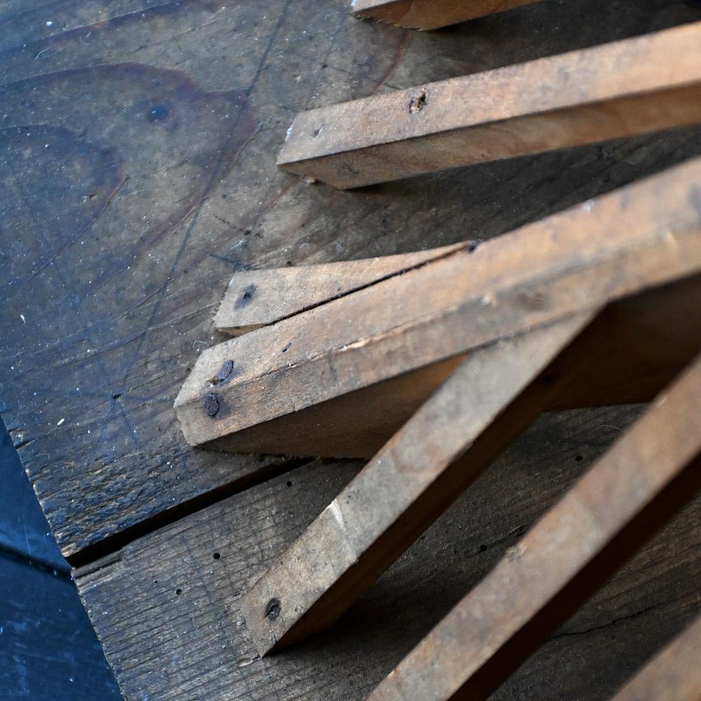 Pino Modello di tetto angolare architettonico in pino intagliato a mano dei primi del Novecento in vendita