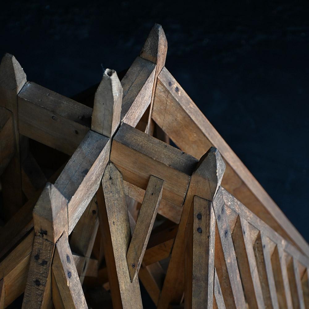 Pin Modèle architectural en pin massif sculpté à la main au début du 20e siècle en vente