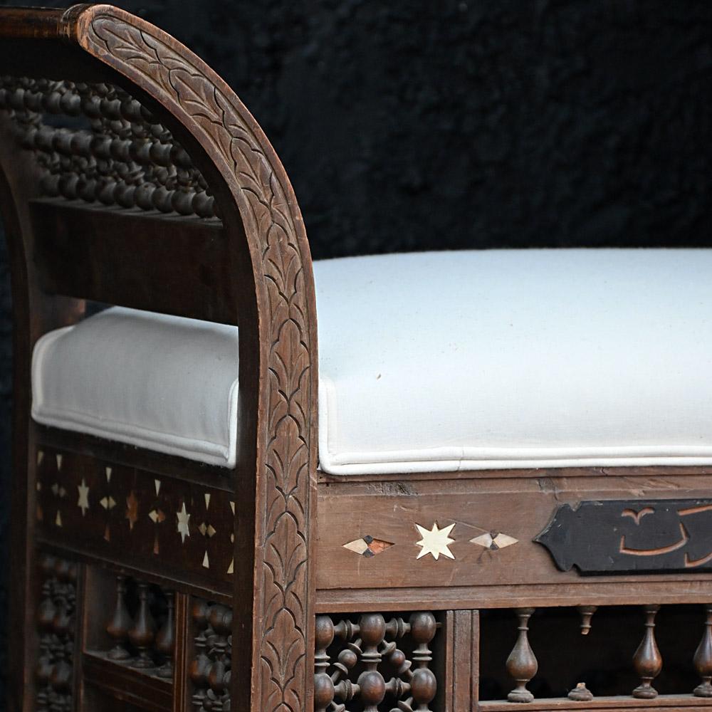 Frühes 20. Jahrhundert Hand geschnitzt islamischen maurischen Window Seat (Spätviktorianisch) im Angebot