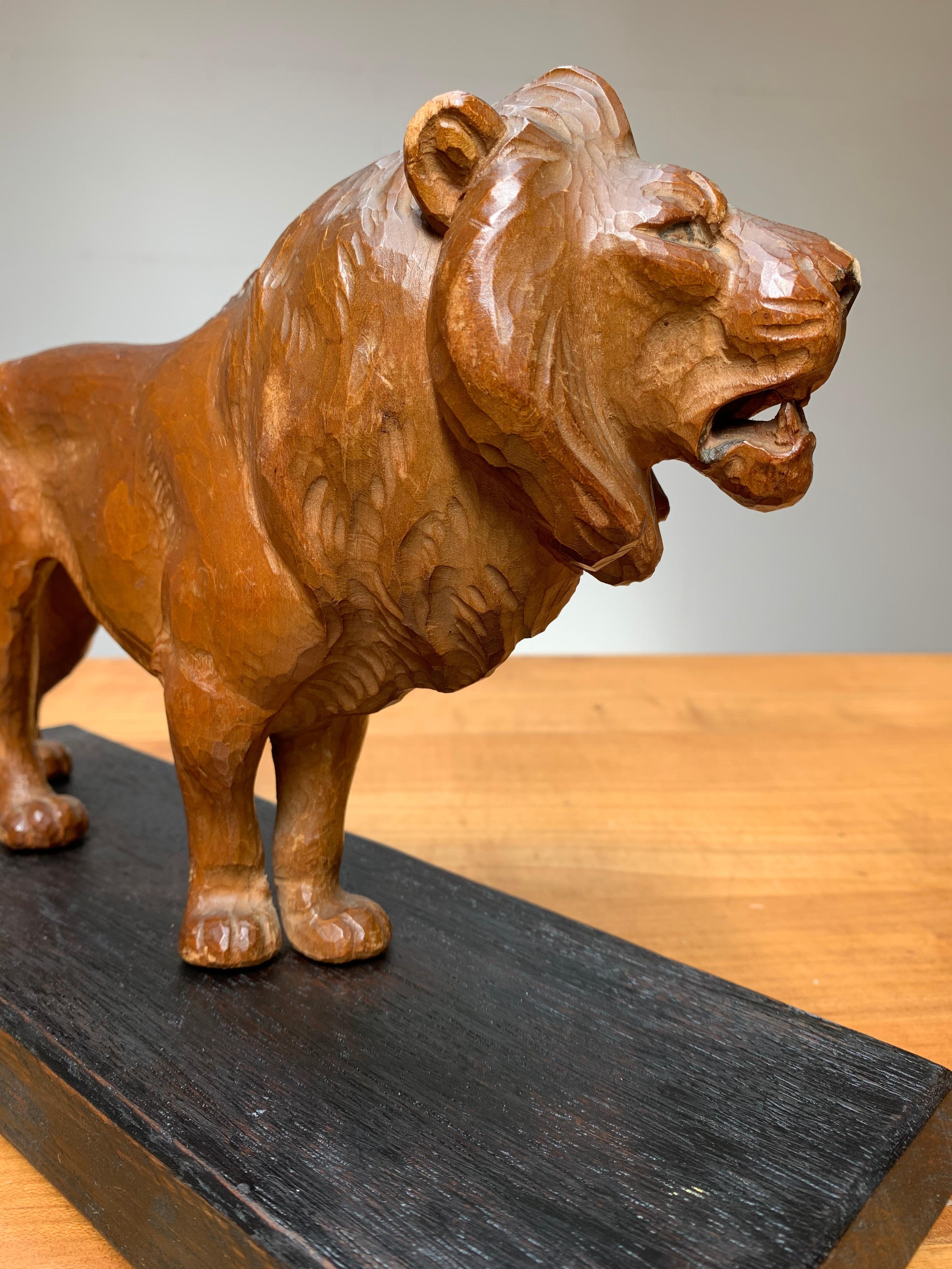 Statue de lion sculptée à la main sur socle, roi de la Jungle, début du XXe siècle en vente 3